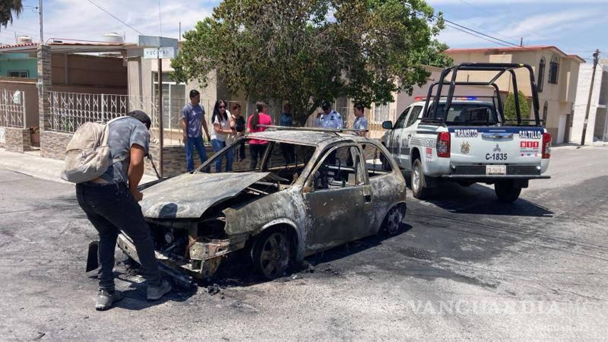$!Un problema eléctrico resultó en la pérdida total de un vehículo en la colonia Guanajuato.