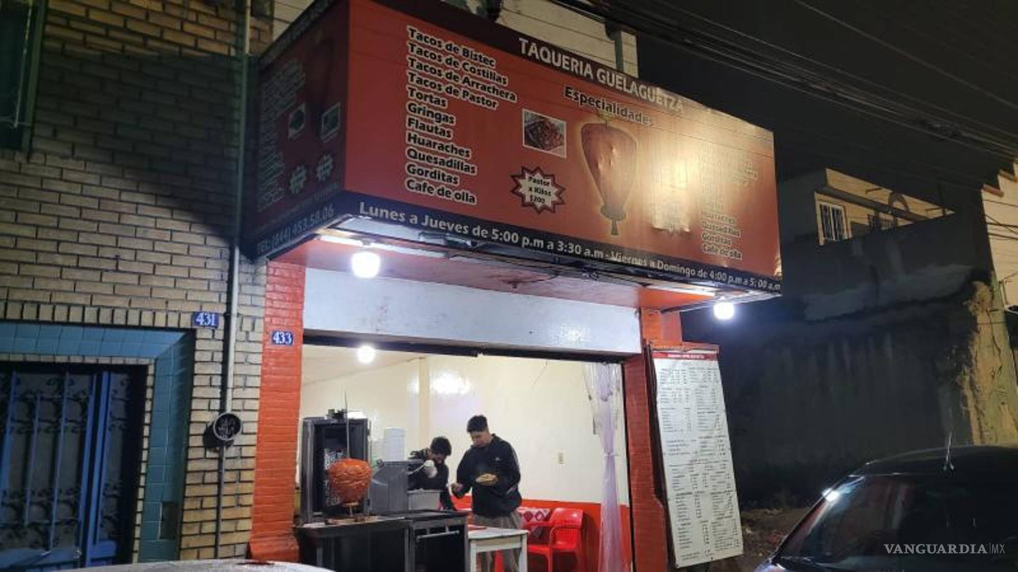 $!La peculiaridad de “La Guelaguetza” es vender charolas de carne de distintos guisos como bistec o pastor combinados con ingredientes como chile morrón, queso, pollo, tocino y cebolla.