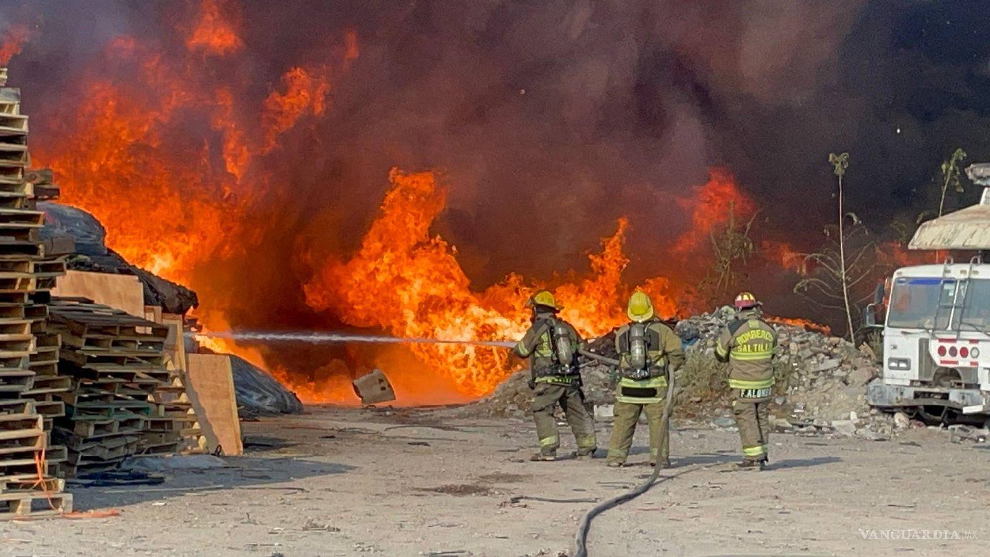 $!Varias horas tardaron los bomberos para controlar el fuego.