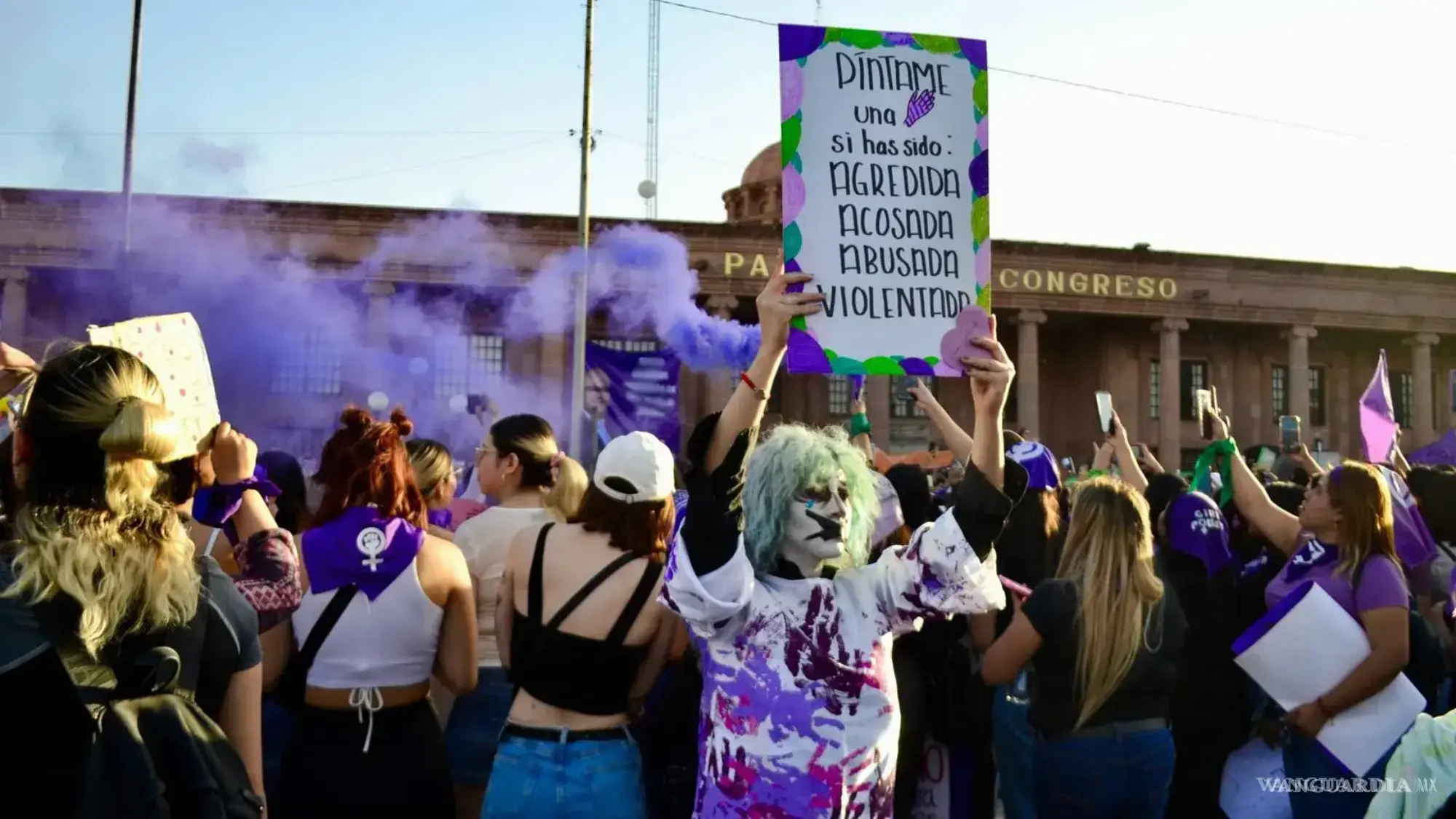 $!En una de las marchas del 8M en Saltillo de 2025 se realizó una activación en la que invitaron a les asistentes a pintar una mano si han sido víctimas de violencia