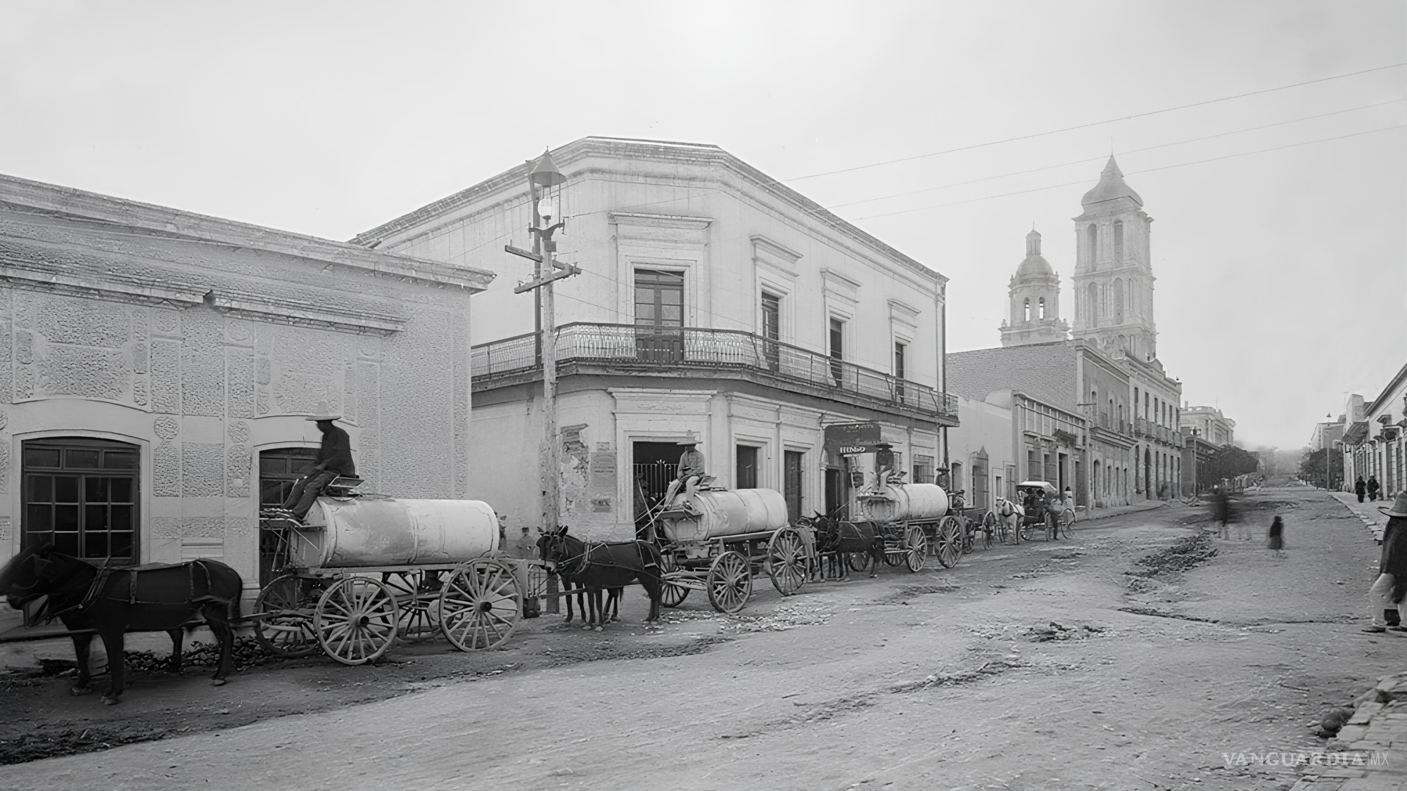 $!Frente a la Catedral de Santiago, la calle Hidalgo fue testigo del ir y venir de carretas, militares, prisioneros y ciudadanos. A la izquierda, el edificio que hoy alberga al Centro Cultural Vito Alessio Robles, cuando aún no sabía que un día sería galería de memorias.