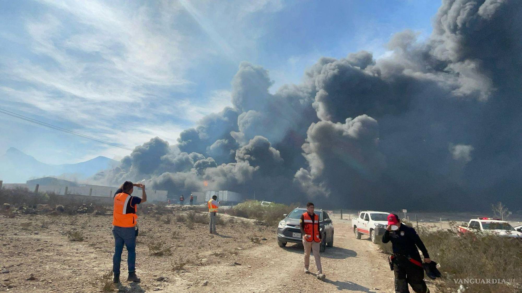$!Equipos de emergencia permanecen en alerta y refuerzan las labores de combate en ambos incendios registrados en Saltillo.