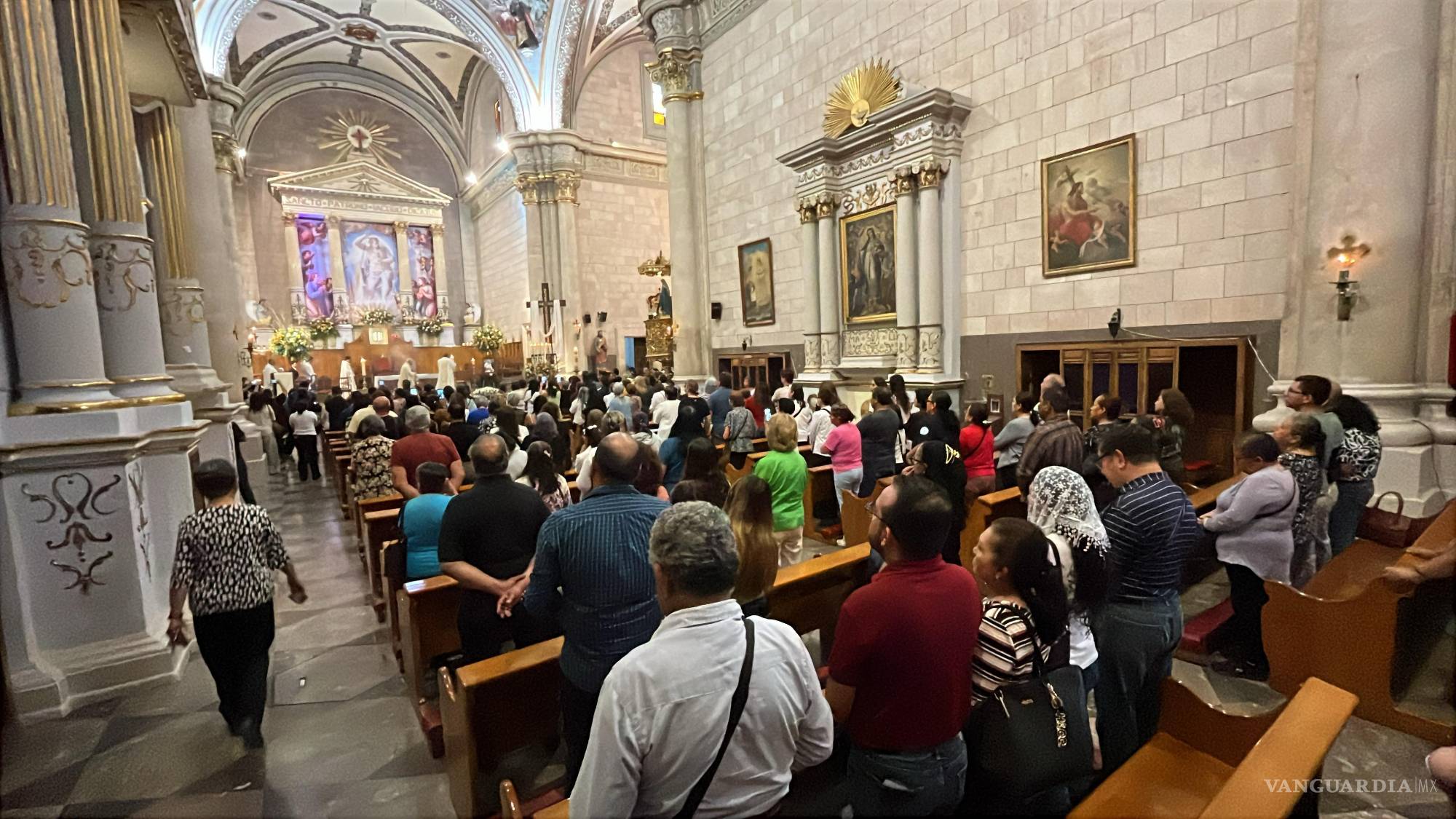 $!Feligreses en oración en la Catedral de Saltillo, unidos en un momento de recogimiento por el eterno descanso del Papa Francisco.