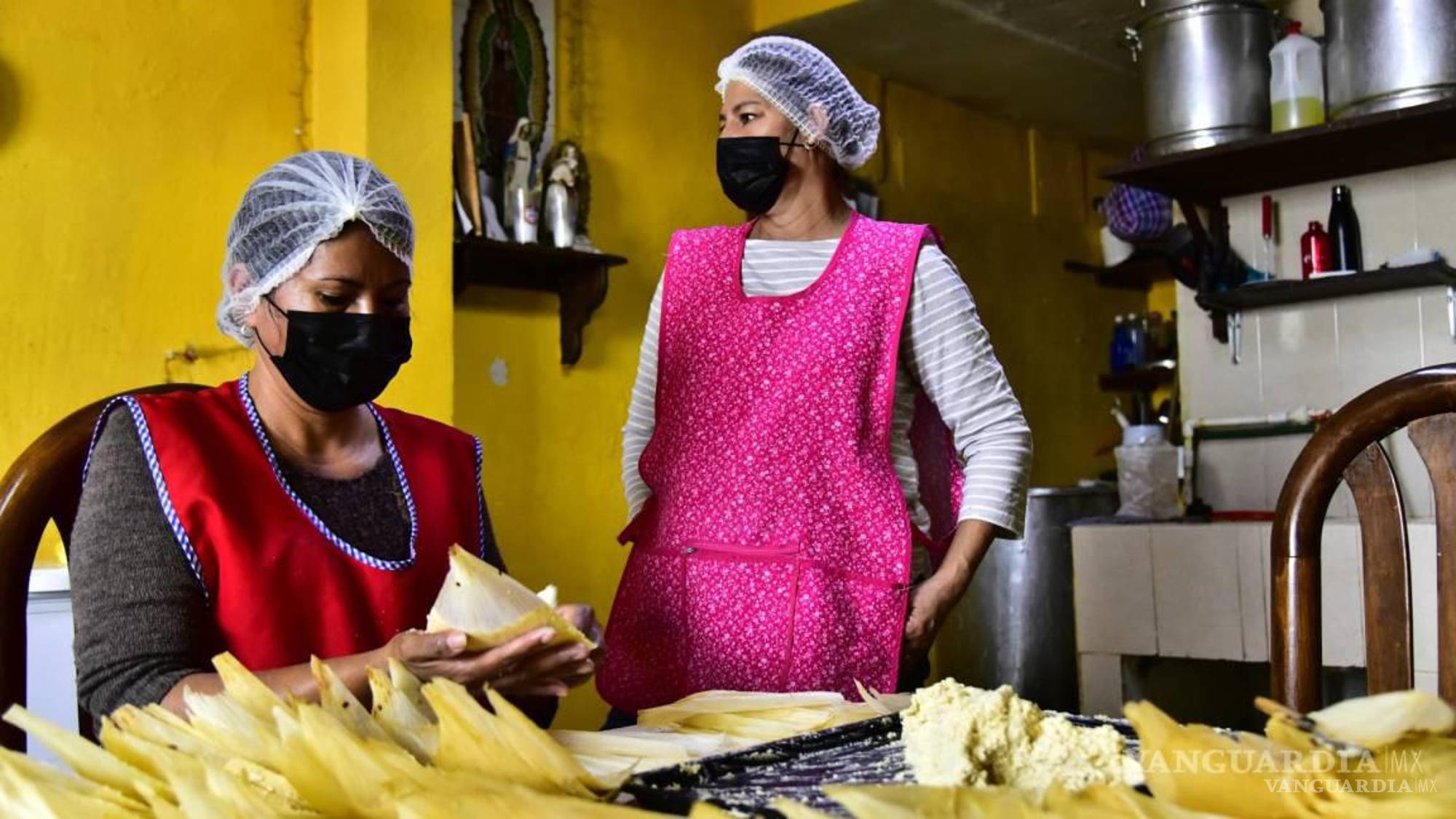 $!Los tamales, delicia que no puede faltar en las posadas, incrementó su precio en 50 por ciento.