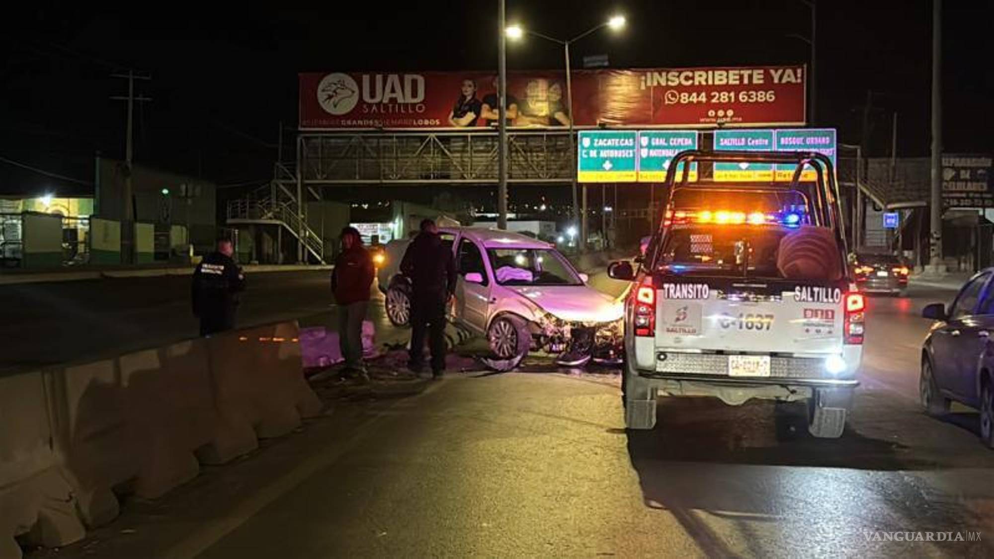 $!Un automóvil Volkswagen Clásico quedó severamente dañado tras impactarse contra ballenas de concreto y provocar escombros sobre carriles contrarios.