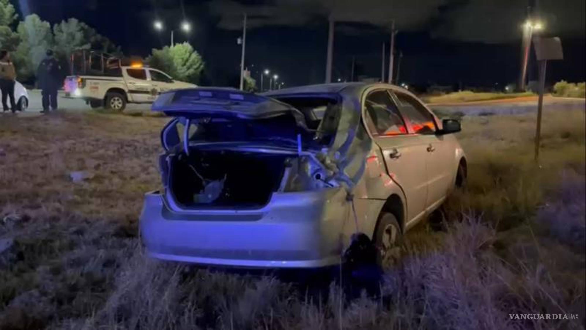 $!Un vehículo volcó a un costado del bulevar luego de que otro automóvil le cerrara el paso y huyera del lugar.