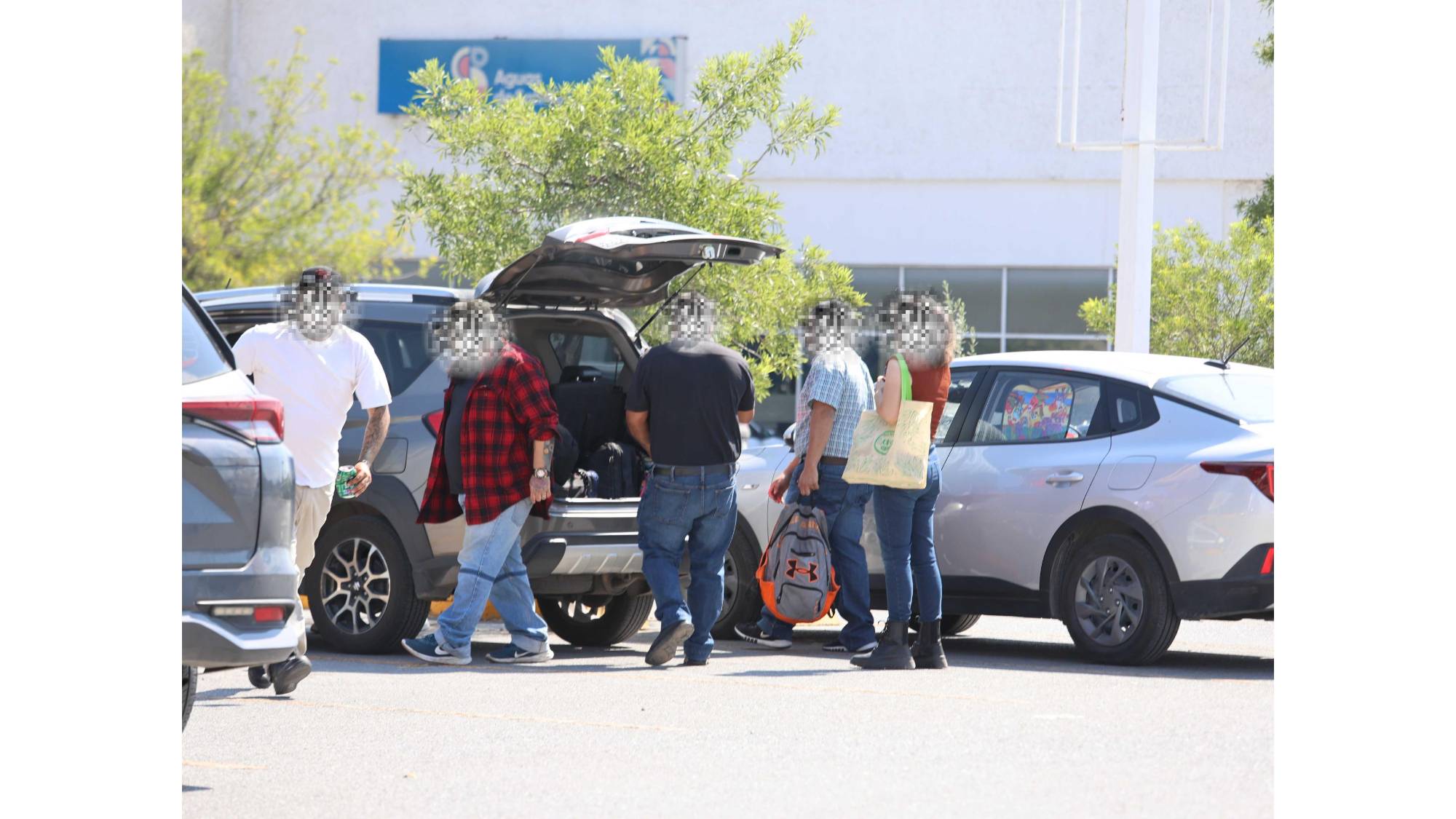 $!Antes de salir, el viaje se arma en grupo: pasajeros, choferes y maletas se acomodan alrededor de las camionetas, sin más señalización que la costumbre.