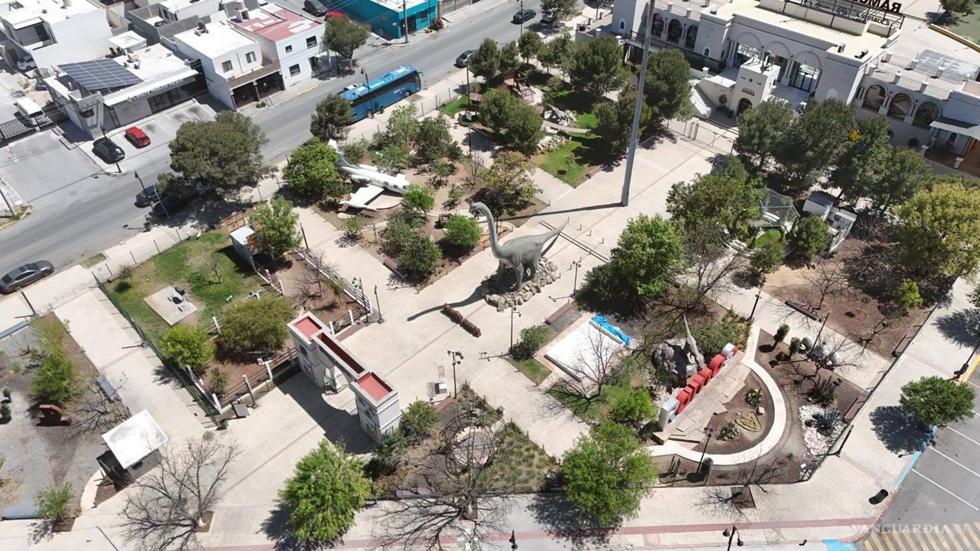 $!Programas de mantenimiento urbano avanzan en distintos puntos del municipio, mejorando la imagen y funcionalidad de espacios públicos.