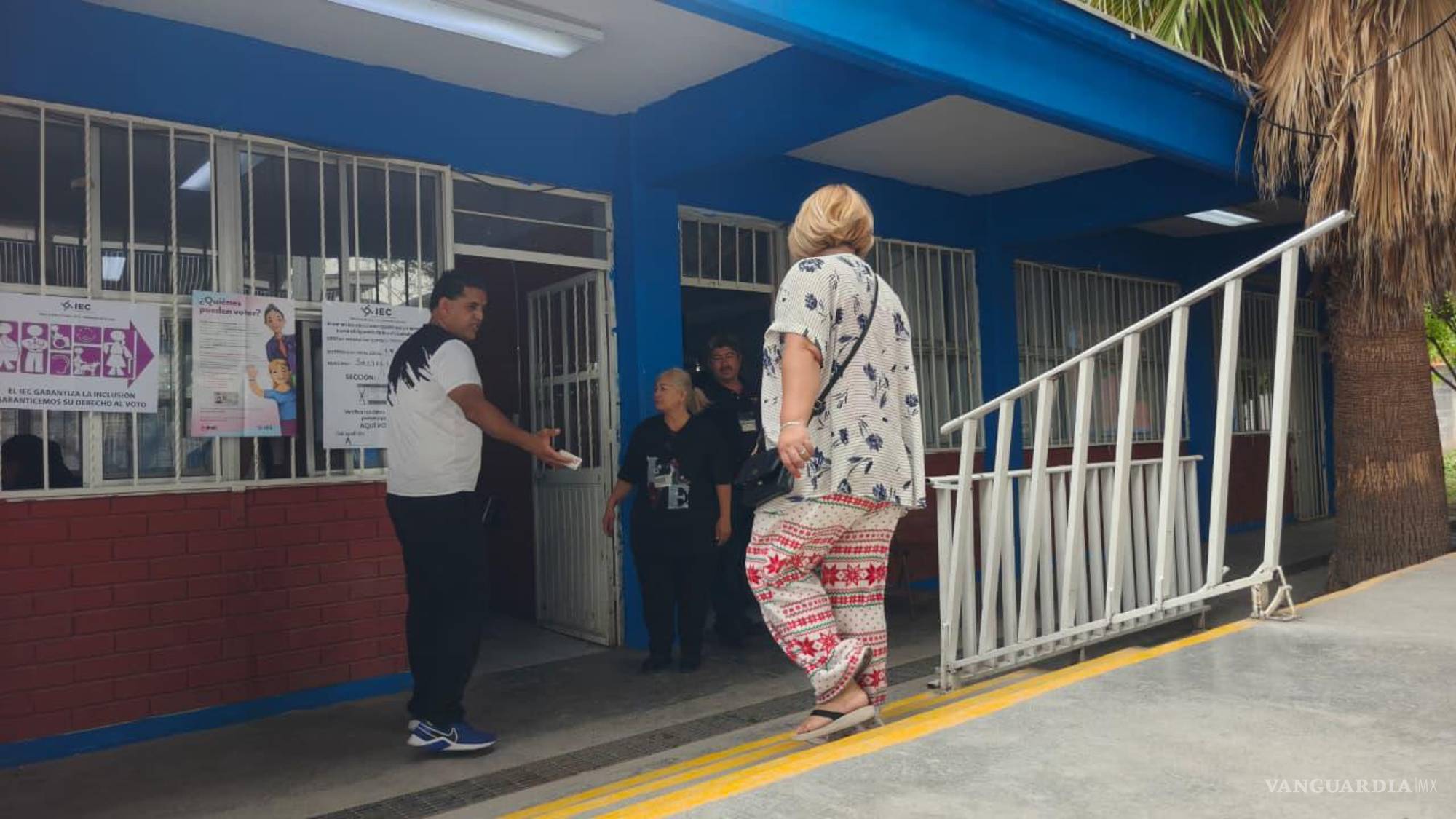 $!La jornada electoral en el oriente de Saltillo se ha desarrollado en calma, con participación constante de ciudadanos y un incremento gradual en la afluencia conforme avanza el día.