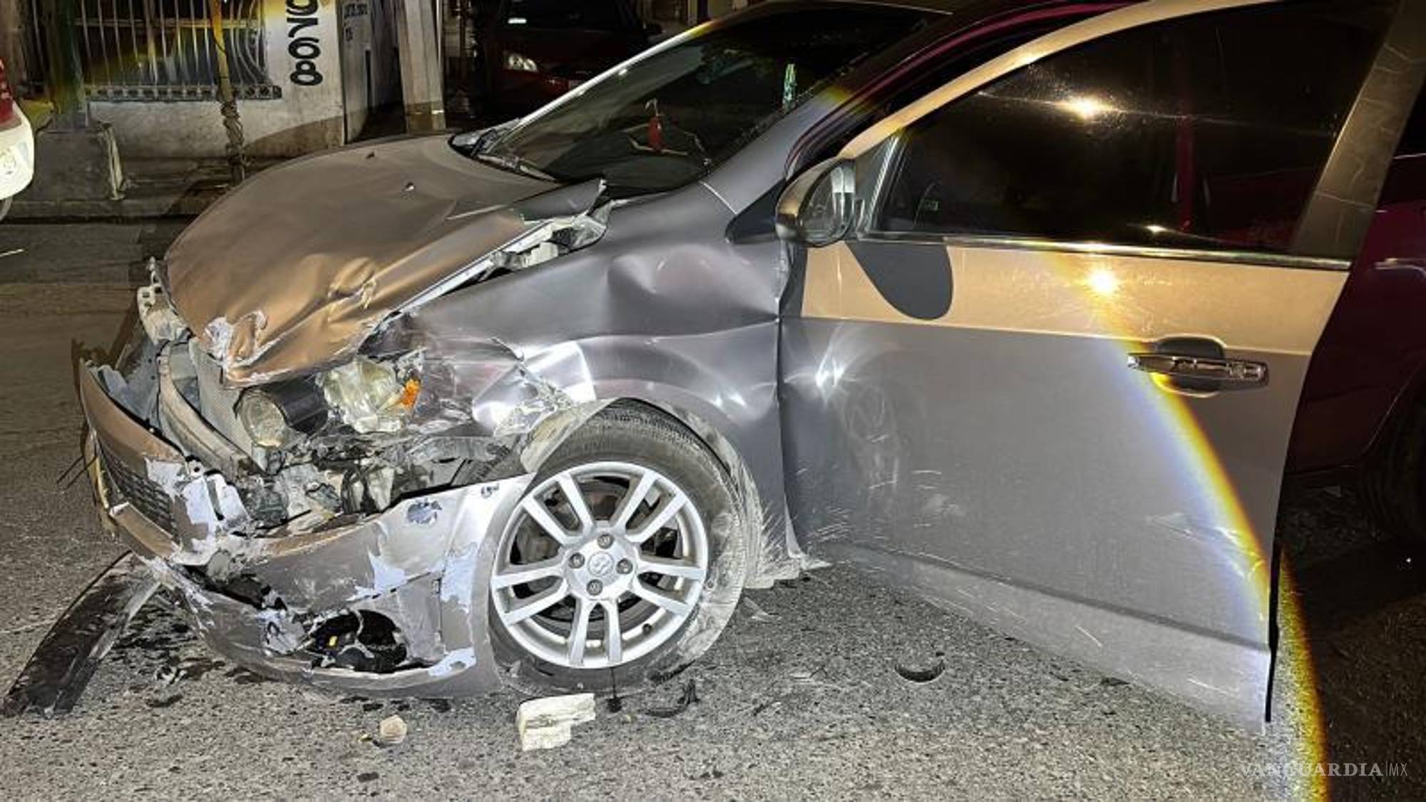 $!Un choque en el cruce de Emilio Carranza y Lerdo de Tejada dejó a una mujer lesionada y a un conductor consignado.