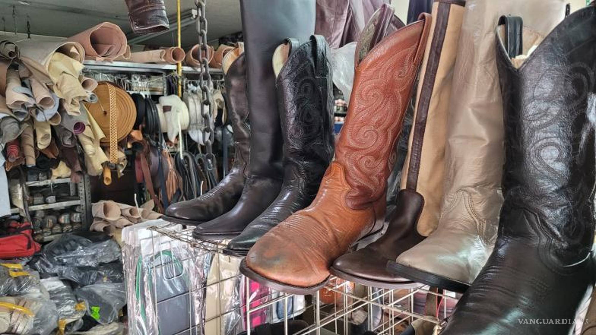 $!Ángel Sifuentes mantiene su negocio de reparación de zapatos sobre la calle Manuel Pérez Treviño, entre Bravo e Hidalgo en el Centro Histórico.