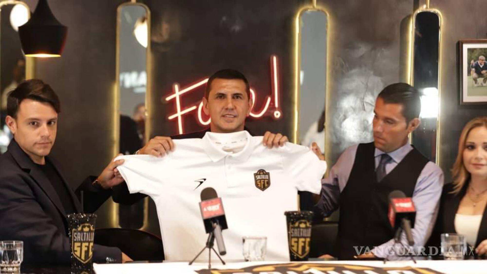 $!Omar Arellano fue presentado como el nuevo DT del club, junto a los nuevos directivos.