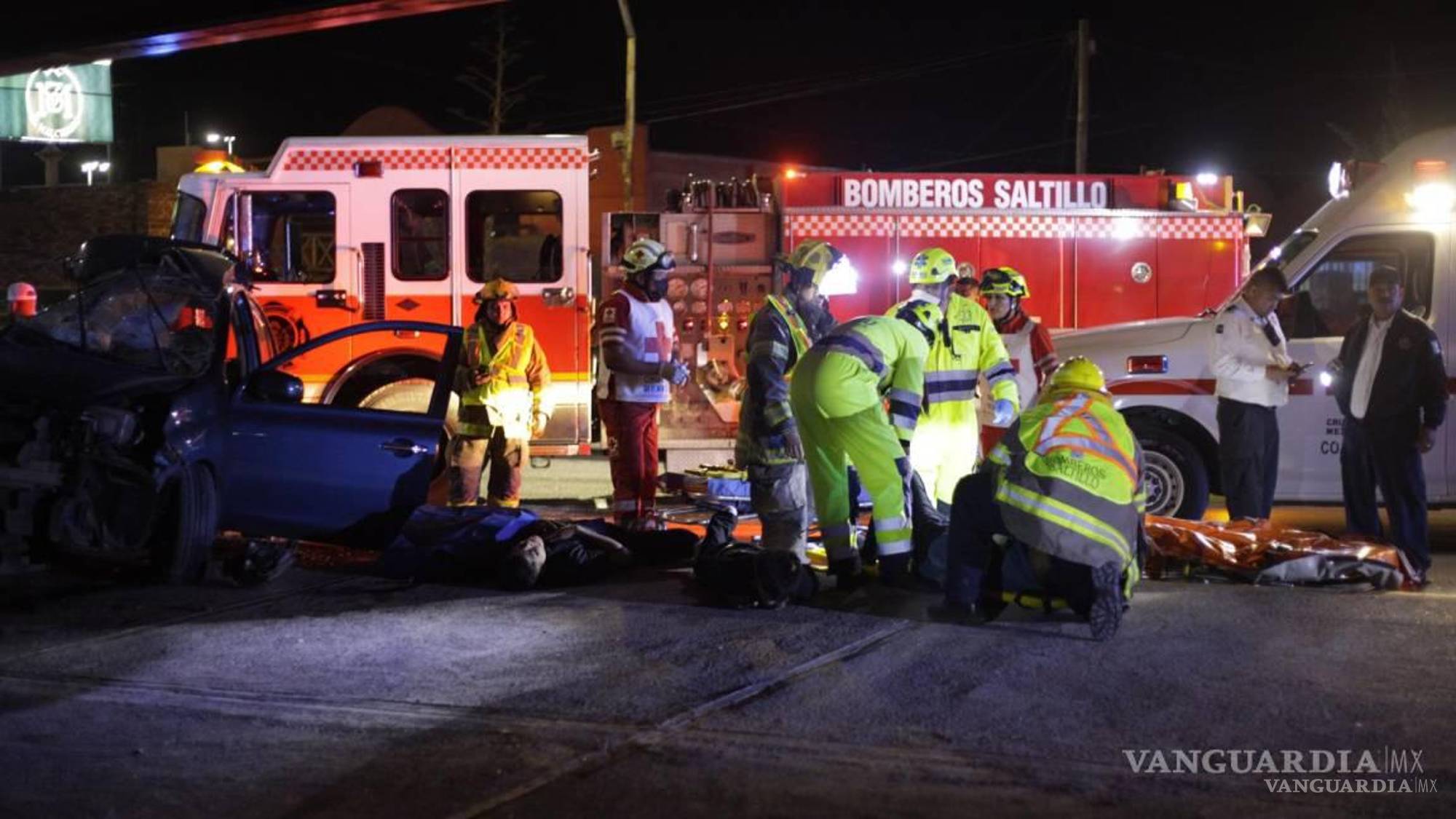 $!Un grupo de personas que estaban saliendo de un bar y presenciaron el hecho, corrieron hacia ellos para sacarlos del vehículo y darles primeros auxilios.