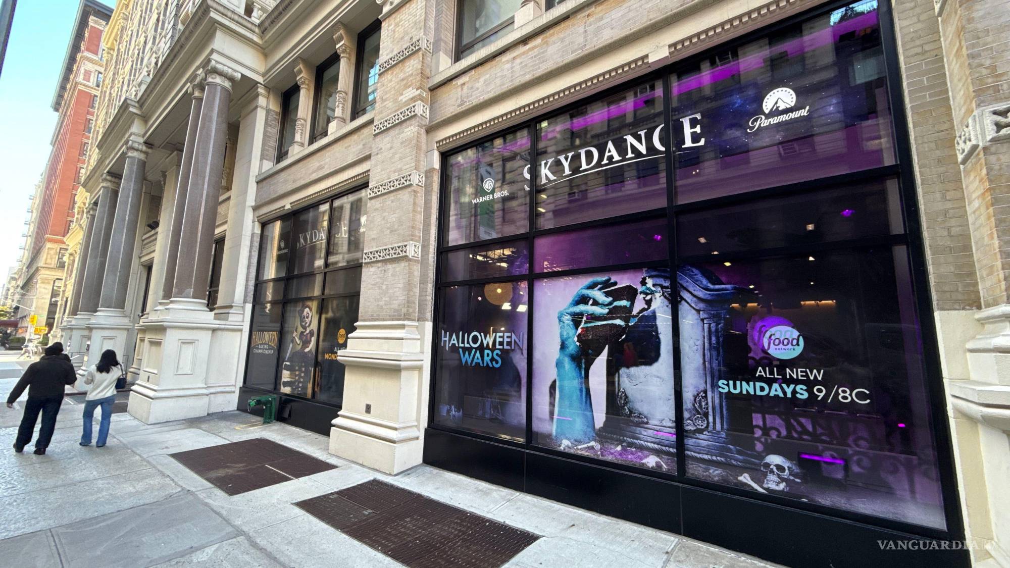 $!Esta imagen, tomada con un teléfono inteligente, muestra el exterior de la sede de Warner Bros. Discovery el martes 6 de octubre de 2026, en Nueva York.