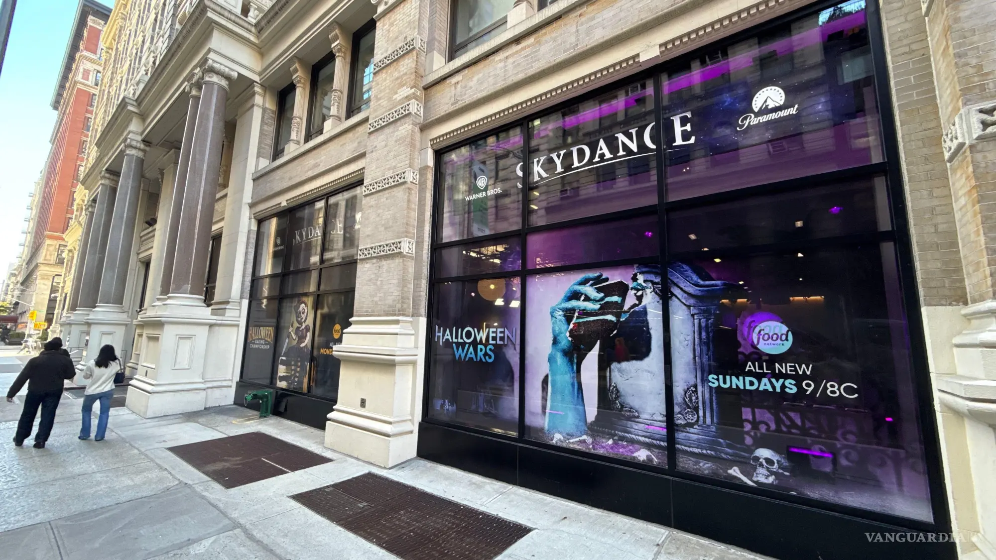 $!Esta imagen, tomada con un teléfono inteligente, muestra el exterior de la sede de Warner Bros. Discovery el martes 6 de octubre de 2026, en Nueva York.