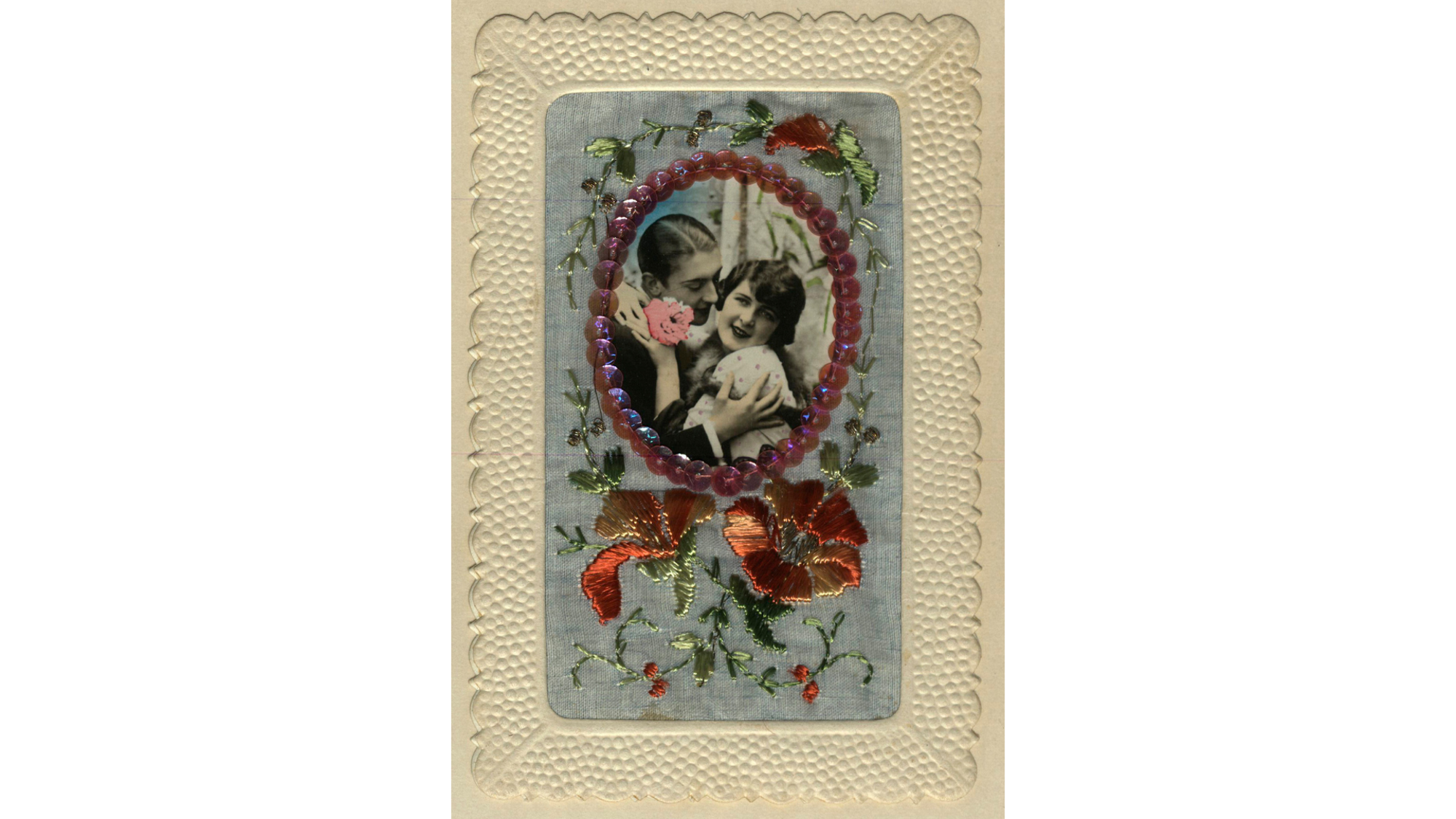 $!La postal está bordada y contiene chaquiras. Forma parte de un cuadro conmemorativo por el 300 aniversario de Saltillo (1877). Sin embargo, se estima que se elaboró hacia 1920, ya que algunos de los elementos del cuadro, como el Hotel Coahuila y el Mercado Juárez, se inauguraron después de iniciado el siglo XX. No se conoce el autor con precisión.