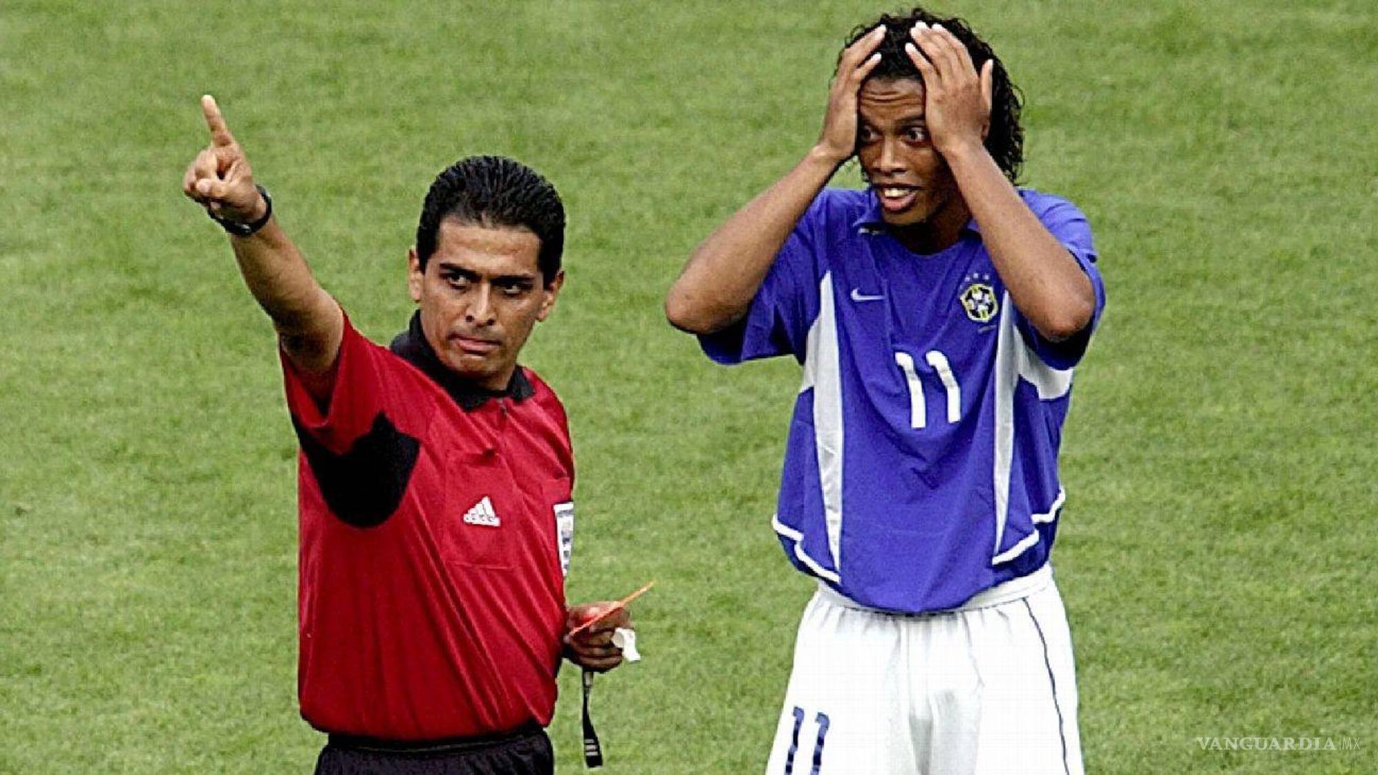 $!Felipe Ramos Rizo le hizo saber a Ronaldinho que su estatus de estrella no le daba derecho de infringir las reglas.