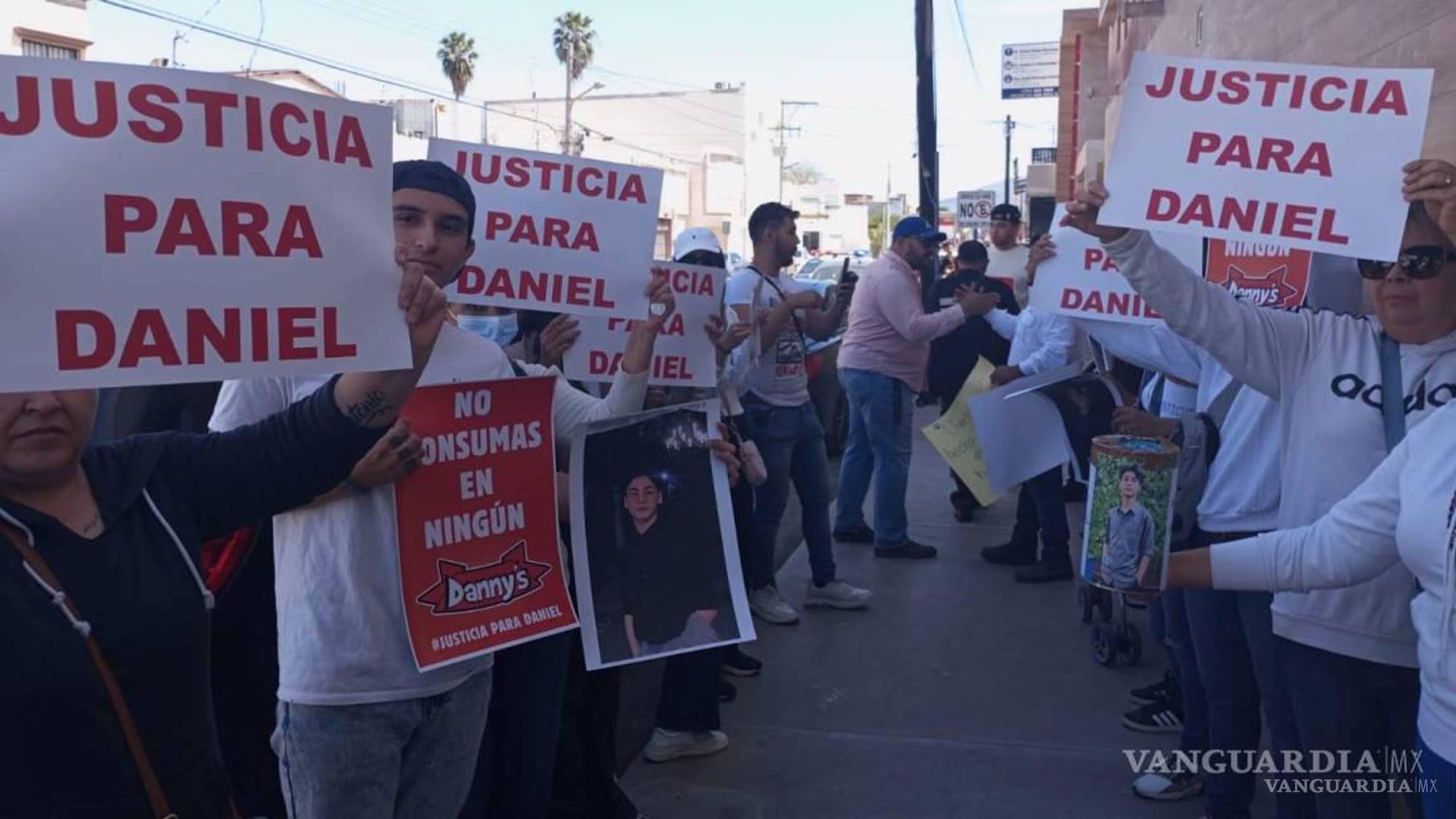 $!Para que se le dé atención al joven, un grupo se manifestó, aunque nunca ha dejado de ser atendido, dijo el abogado de los dueños de la empresa.