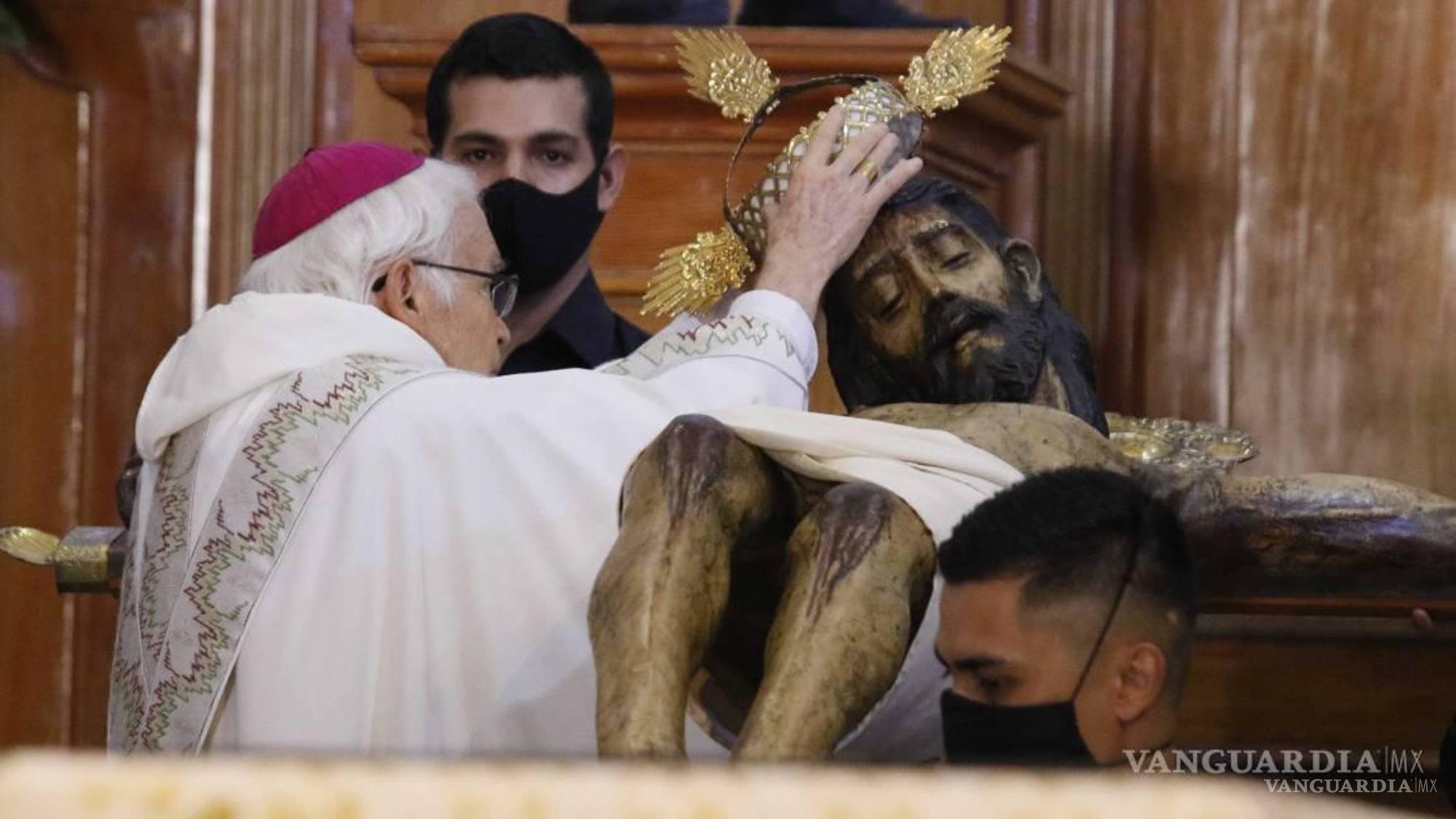 $!Imagen tomada durante una misa oficiada en honor al Santo Cristo de la Capilla.