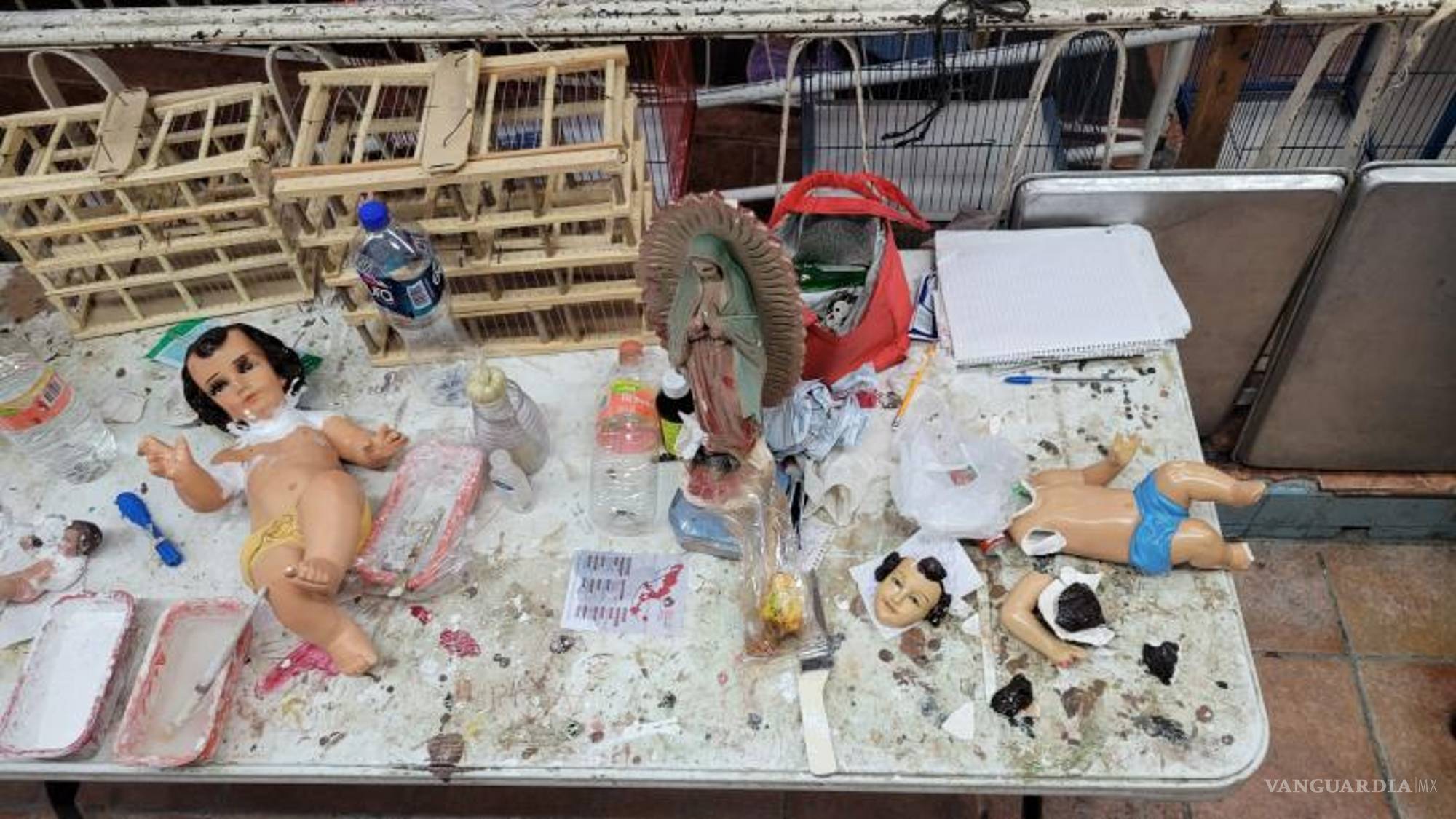 $!Rafael Palomo, quien tiene un negocios de reparación de niños Dios y figuras religiosas en el mercado Juárez, declaró que este año ha sido uno de los mejores.