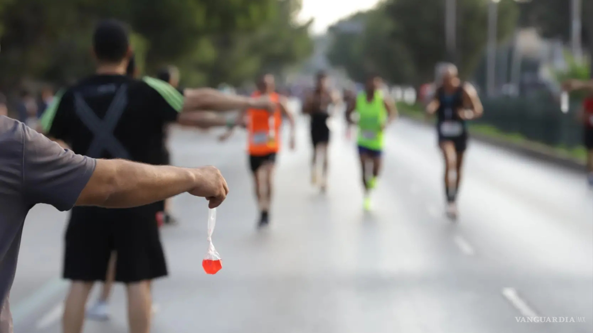 $!Beber agua con regularidad durante la carrera es clave para mantener un buen rendimiento.