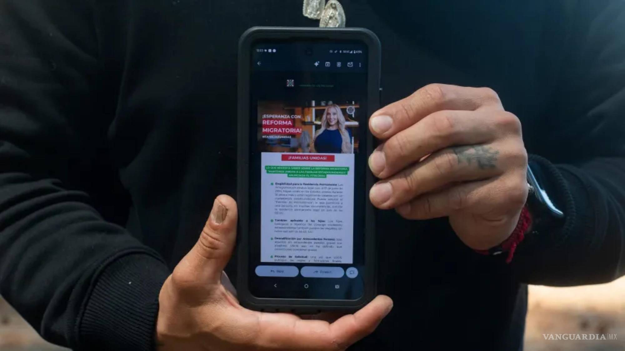$!Gabriel Martínez García, de 30 años, posa con un correo electrónico publicitario del abogado Lozano que se muestra en su teléfono en Tenino, Washington.