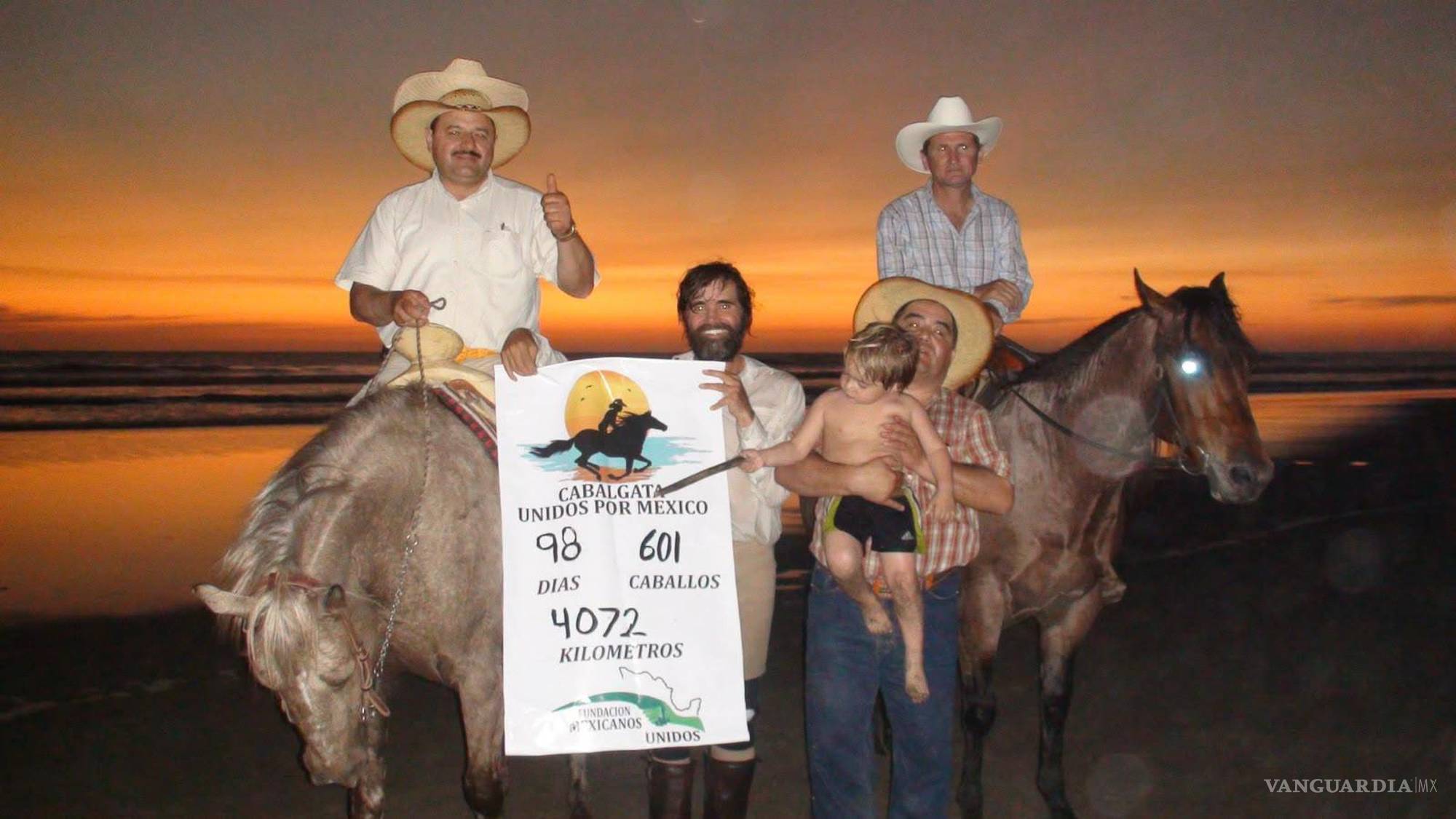$!La faceta de jinete también forma parte de la vida de Glison. En esta imagen de la Cabalgata Unidos por México, el registro visible consigna 98 días y 4 mil 72 kilómetros de recorrido.