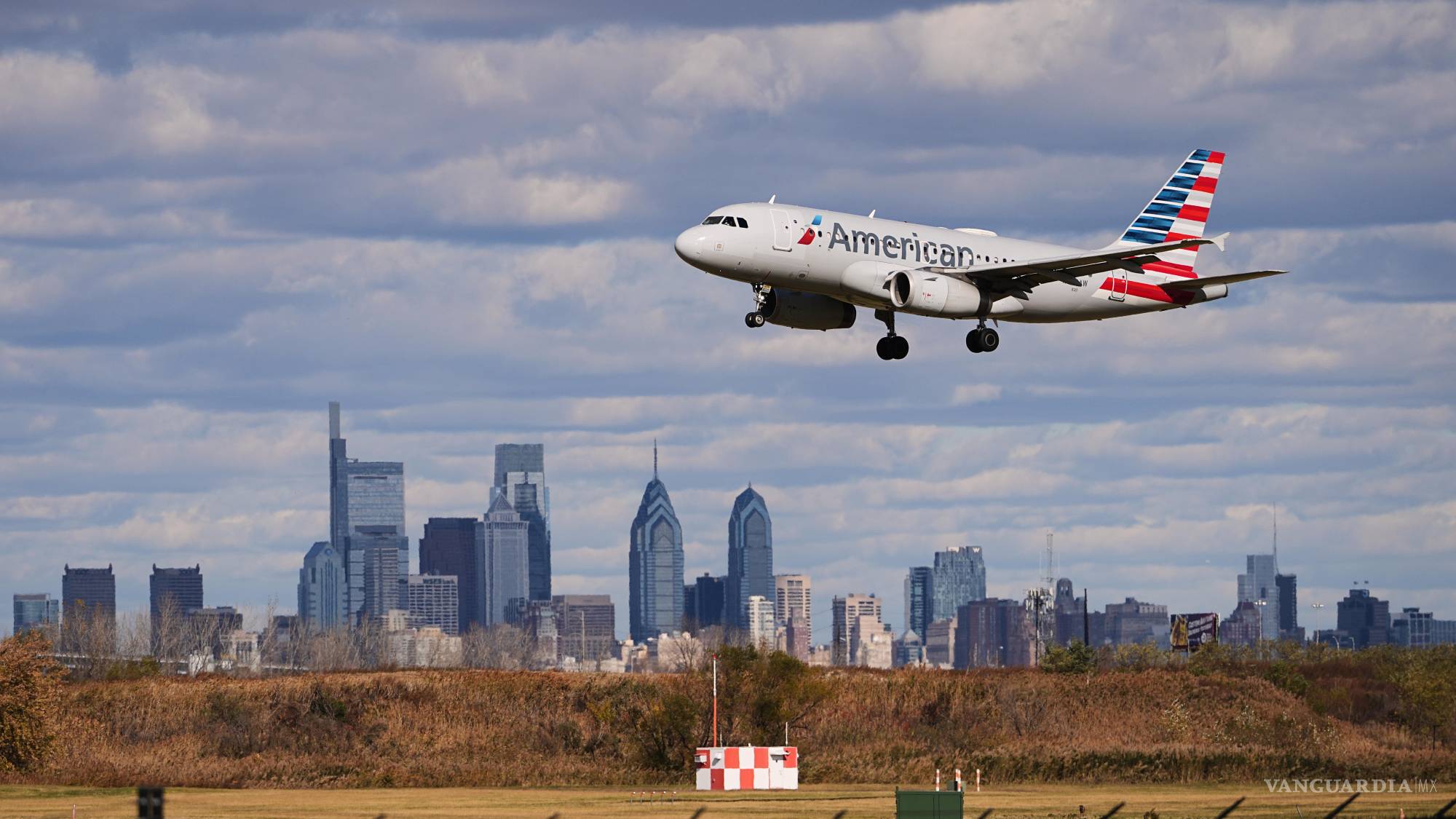 $!Un avión aterriza en el Aeropuerto Internacional de Filadelfia el 6 de noviembre de 2025.