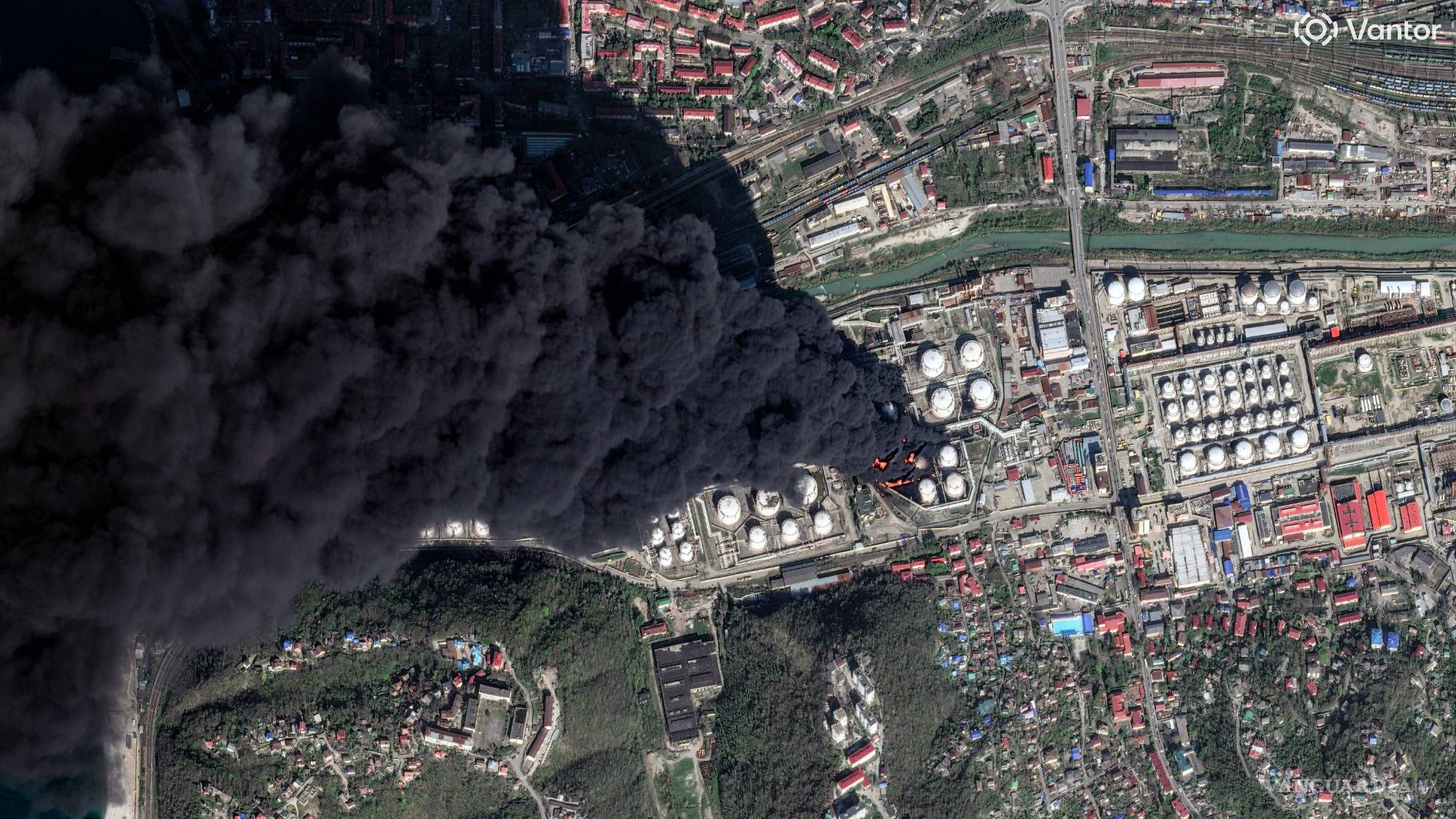$!Una columna de humo en infraestructura petrolera en Tuapse luego de que la refinería y la terminal de carga de crudo fueron atacadas por drones ucranianos.