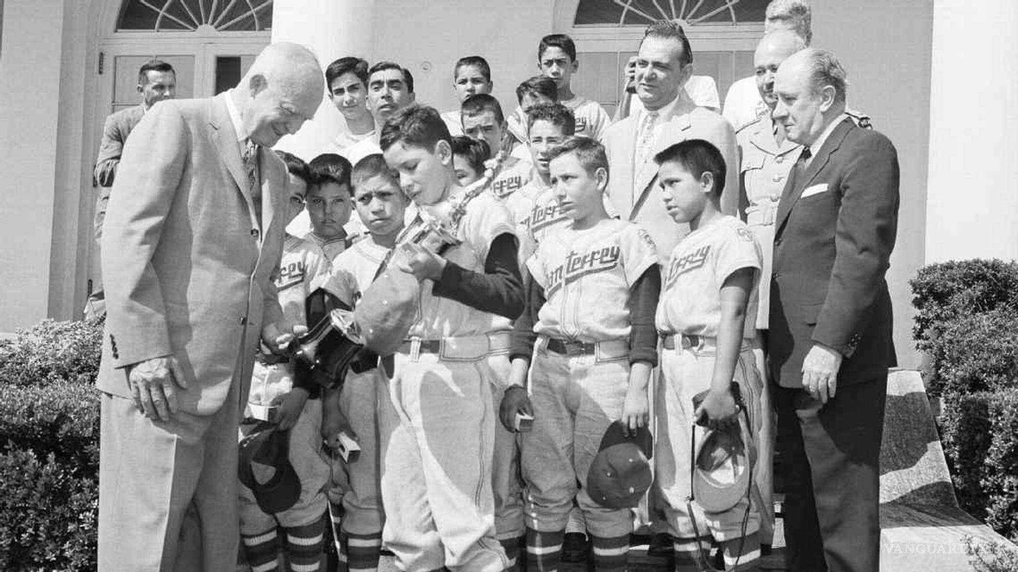 $!Los niños campeones fueron invitados de honor en la Casa Blanca; recibidos por el presidente de Estados Unidos, Dwight Eisenhower.