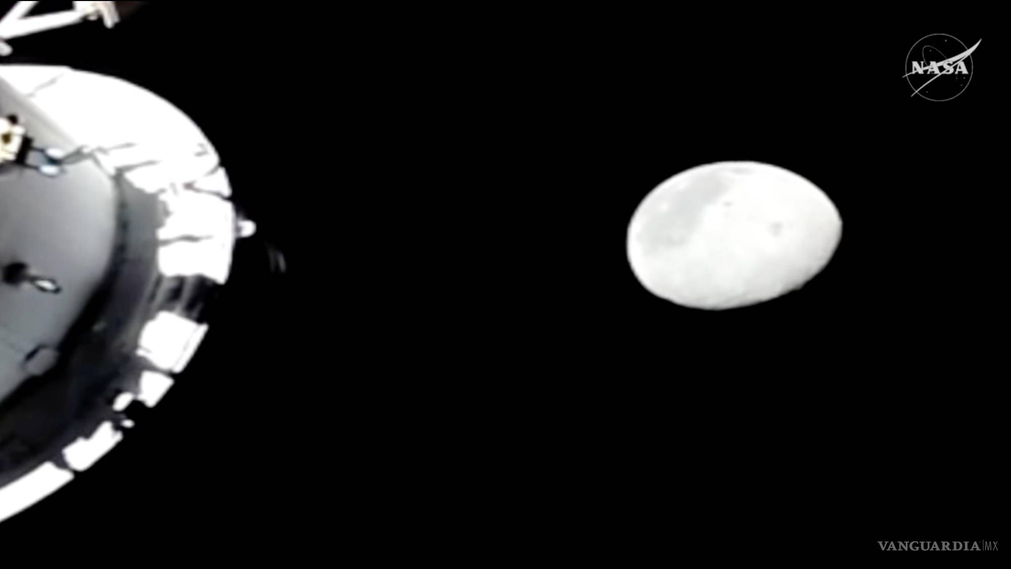 $!La Luna desde una cámara ubicada fuera de la nave espacial Orión mientras los astronautas de Artemis II saludan a los astronautas del Apolo 13, al tiempo que la tripulación y la nave superan la mayor distancia jamás recorrida por humanos desde la Tierra.