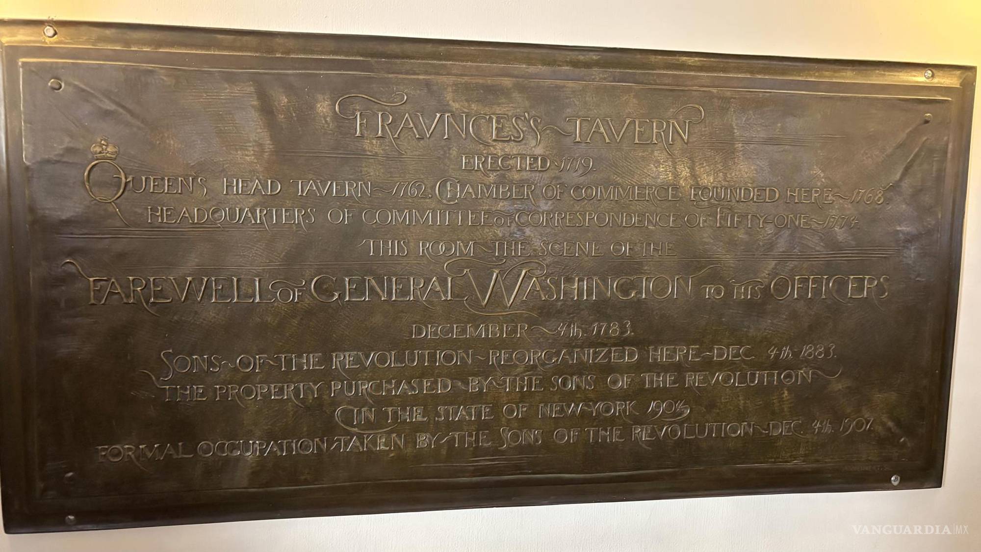 $!Una placa con la historia del bar-restaurante Fraunces Tavern en Manhattan, Nueva York.