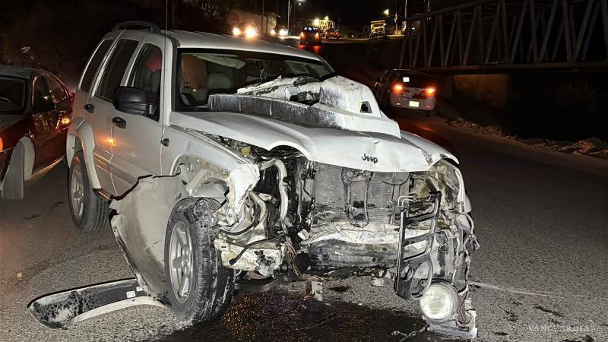 $!Un vehículo Lincoln y una camioneta Jeep Liberty quedaron con severos daños tras el impacto frontal en el bulevar Otilio González.