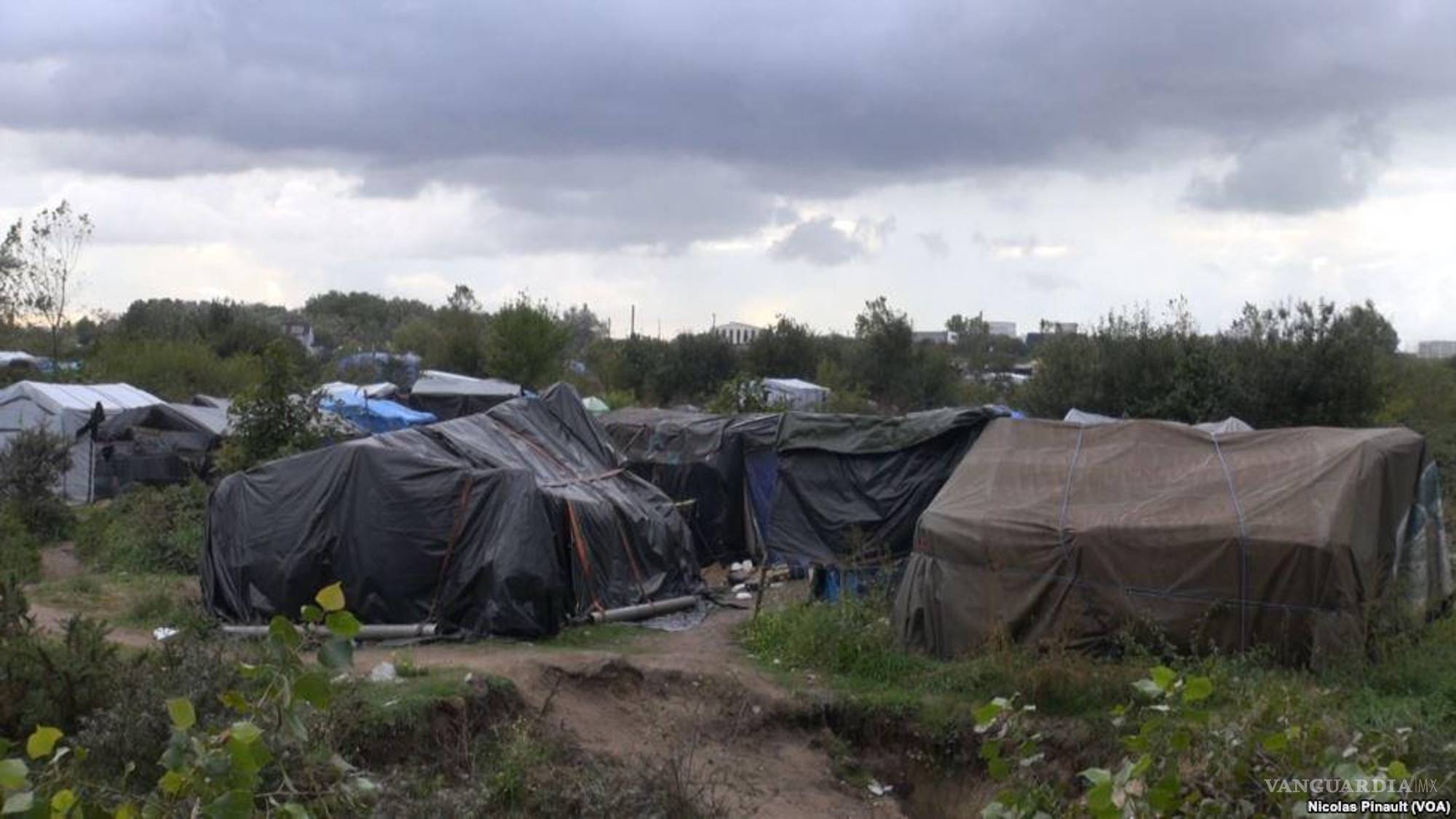 $!Migrantes permanecen en campamentos informales del norte de Francia mientras esperan una oportunidad para cruzar el Canal.