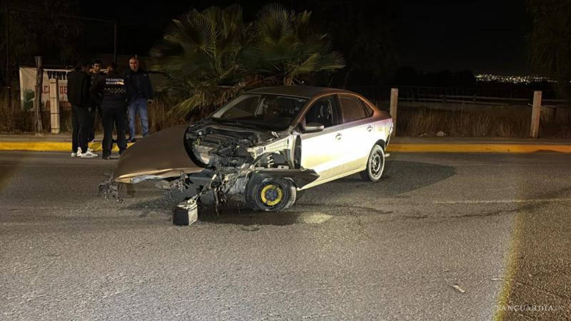 $!El automóvil terminó con severos daños luego de impactarse contra varias vallas publicitarias al norte de Saltillo.