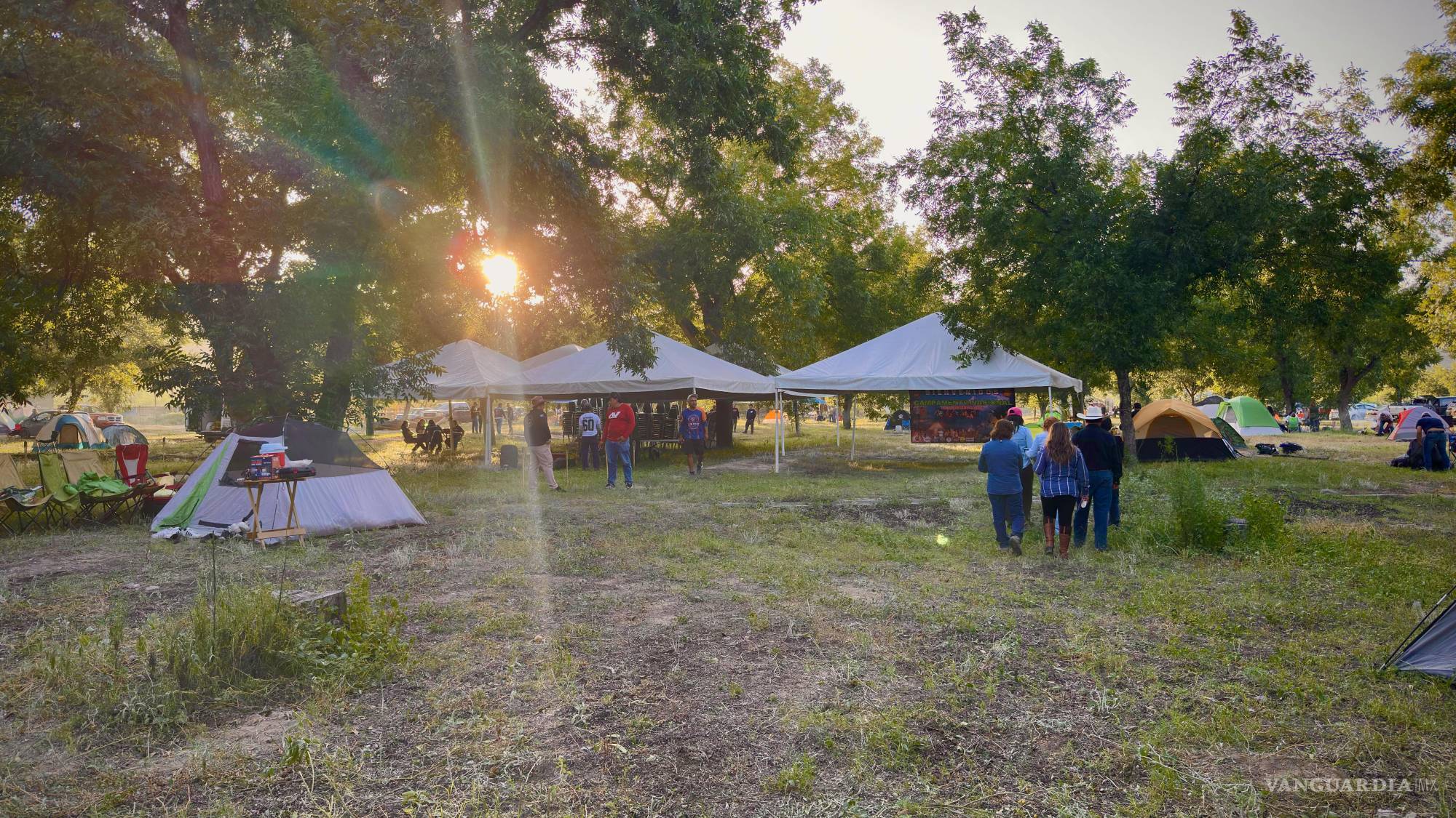 $!Cuando baja el sol cambia también el ritmo del encuentro: los recorridos ceden espacio al campamento y a las conversaciones entre participantes.