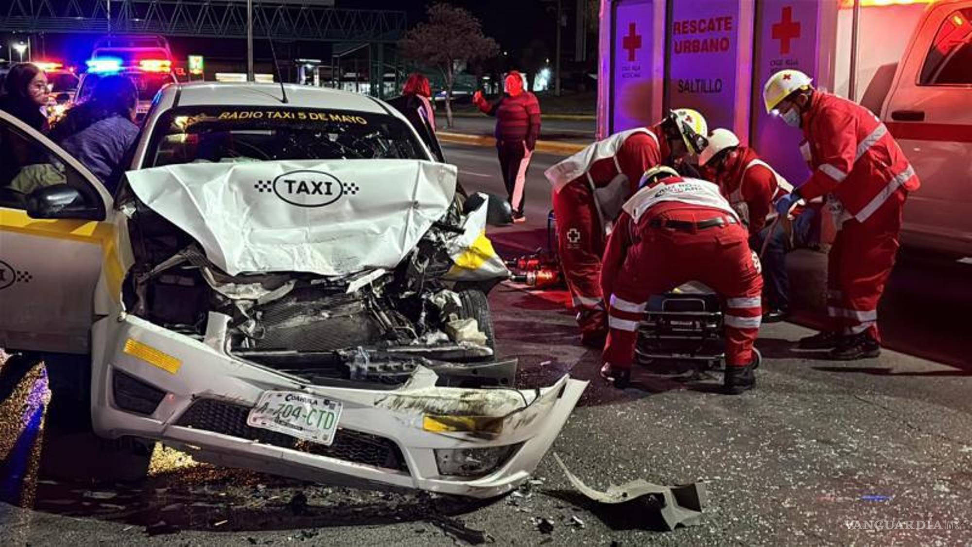 $!El vehículo de alquiler quedó con severos daños en la parte frontal tras impactarse por alcance contra una patrulla de Tránsito Municipal en la colonia Teresitas.