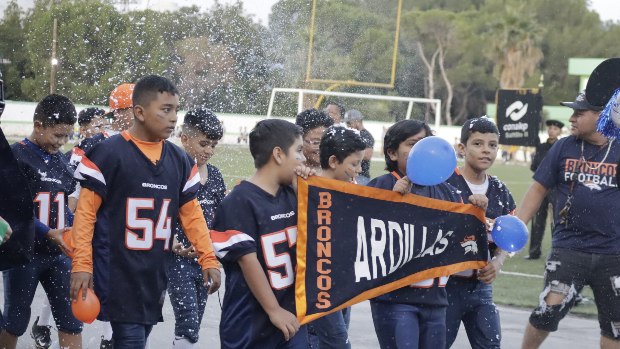 $!La comunidad deportiva se volcó en apoyo a los pequeños atletas, creando un ambiente festivo y vibrante en el estadio.