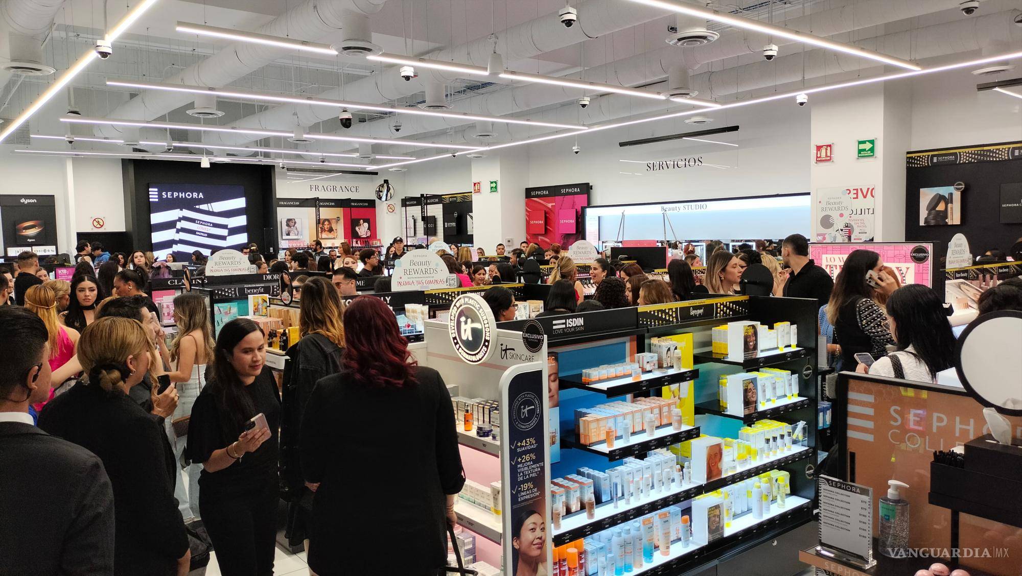 $!Los primeros clientes de Sephora Saltillo fueron recibidos con café y snacks, haciendo la espera más agradable.