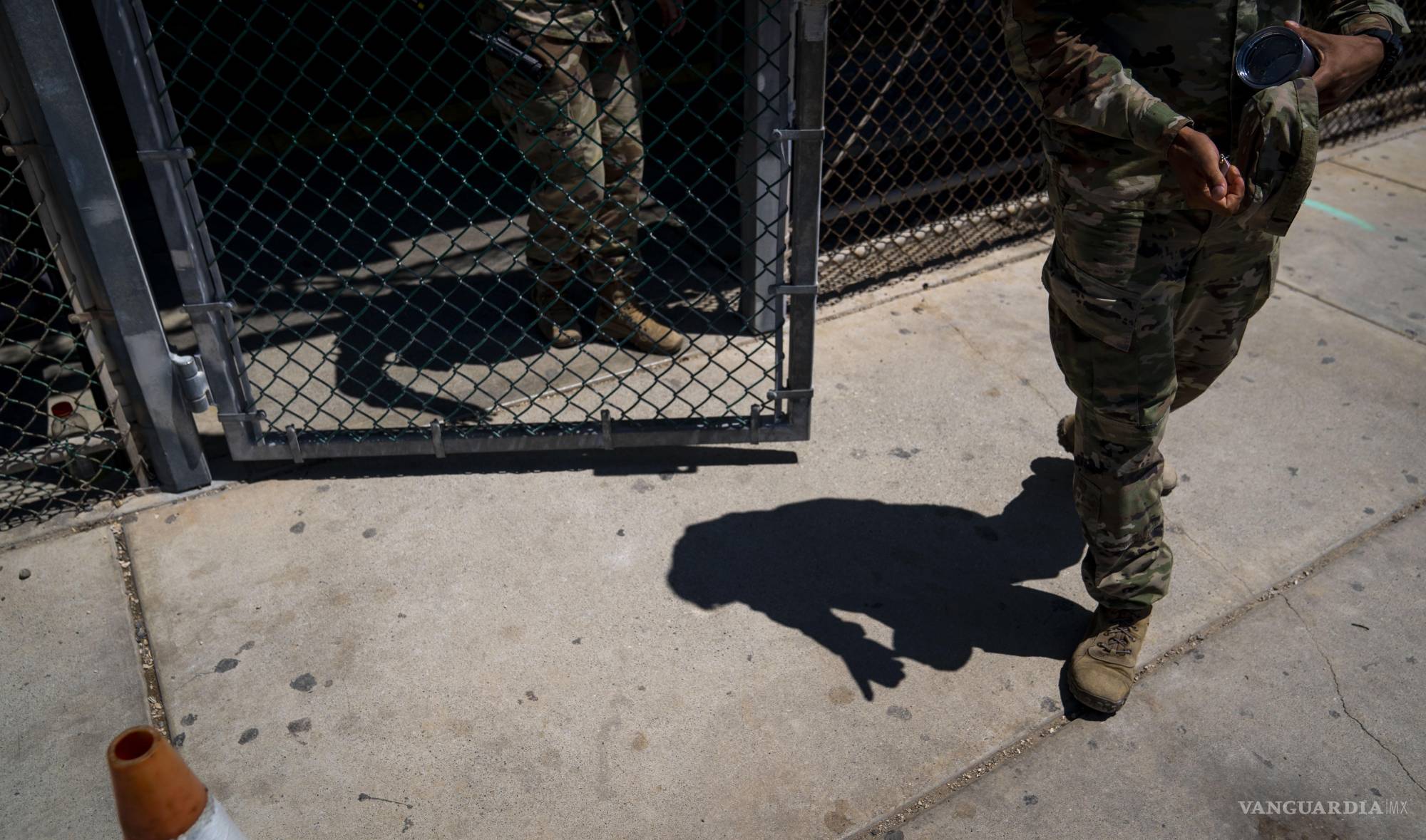 $!Soldados y agentes del ICE patrullan las instalaciones de detención, el despliegue de personal y recursos para esta operación ha generado críticas por su alto costo y la ineficacia en el proceso de repatriación.