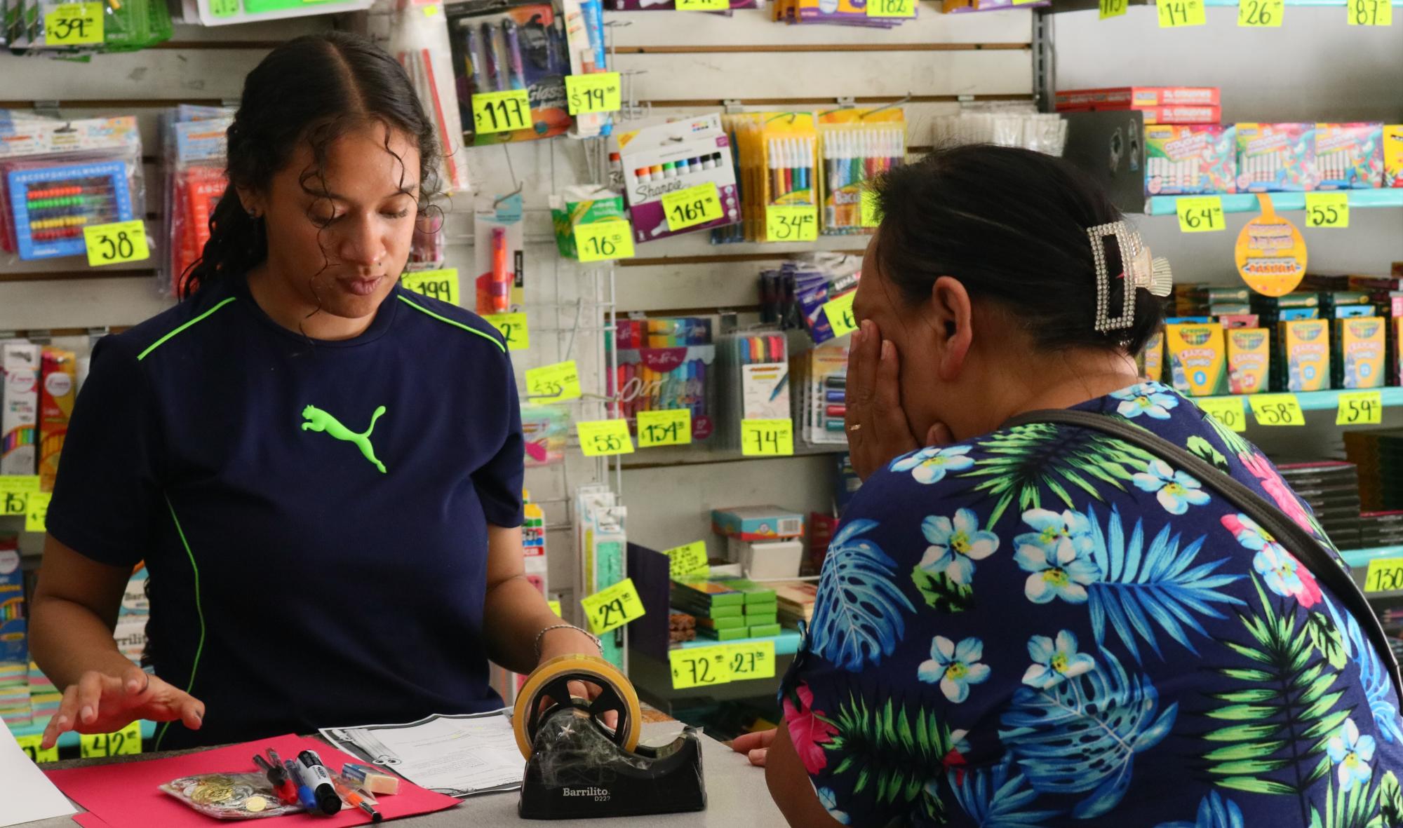 $!Las variadas opciones ayudan a los padres que buscan precios competitivos en útiles escolares para el regreso a clases.