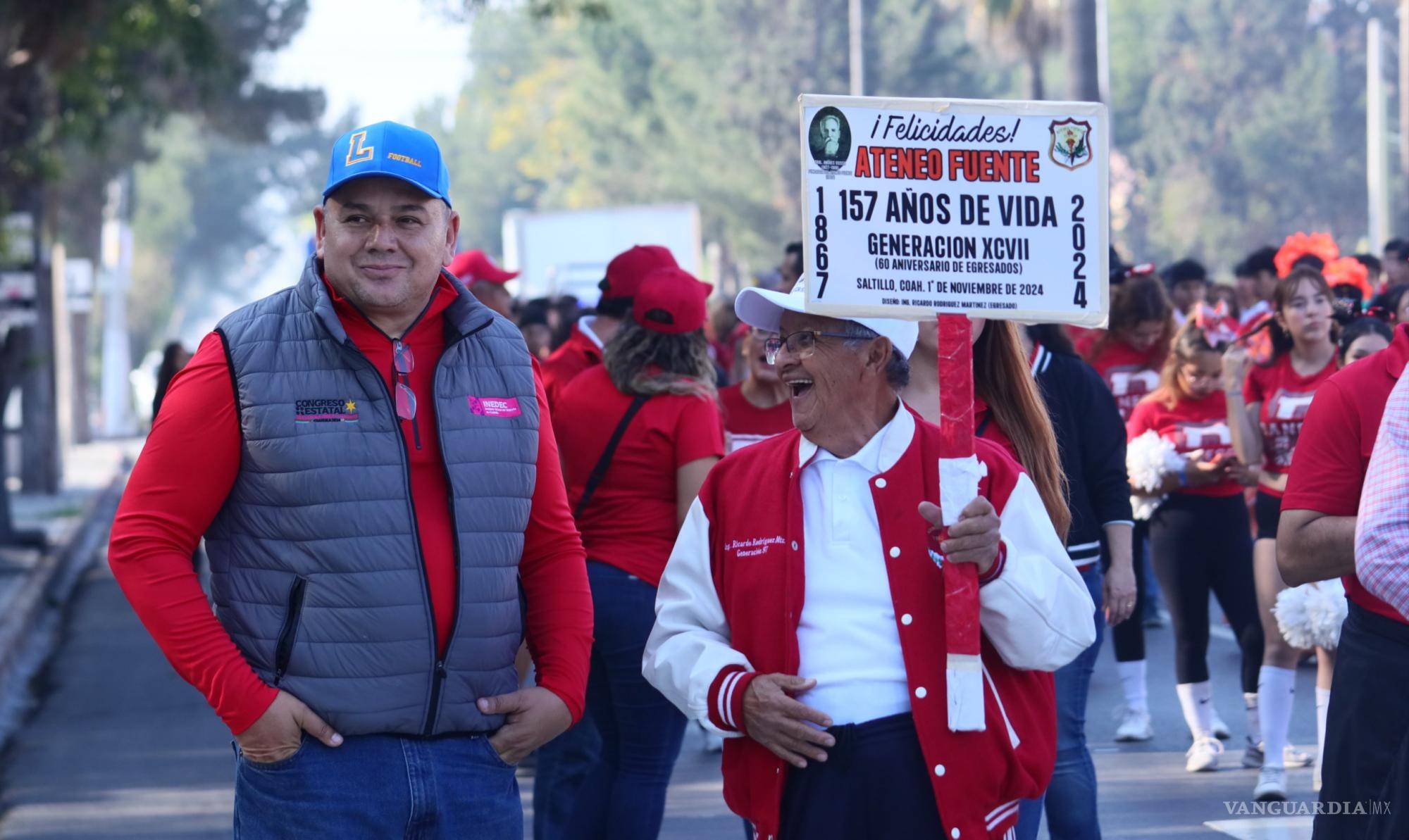 $!Estudiantes, exalumnos, docentes y personal administrativo del Ateneo Fuente marcharon con orgullo, portando pancartas que celebran la rica historia de la institución.