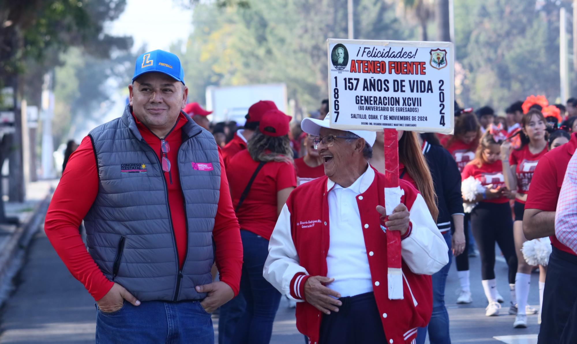 $!Estudiantes, exalumnos, docentes y personal administrativo del Ateneo Fuente marcharon con orgullo, portando pancartas que celebran la rica historia de la institución.