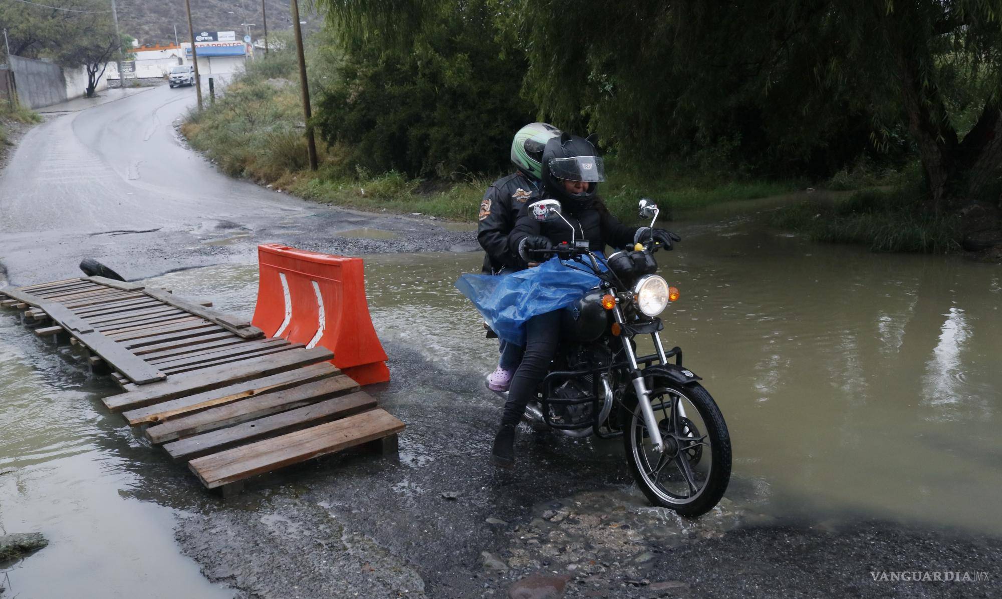 $!El vado aún no es intransitable; los vehículos compactos o tipo sedán deben cruzar con cuidado por las orillas.