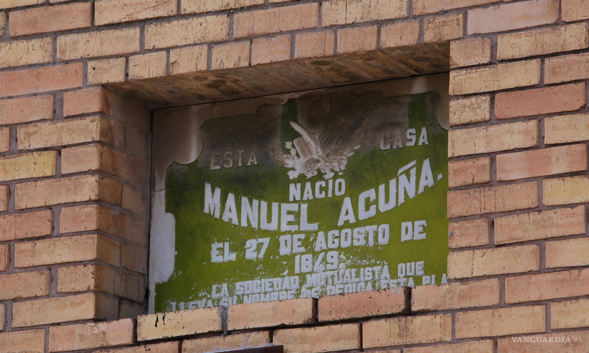 $!Placa conmemorativa en la fachada de la casa de Manuel Acuña, testigo de su historia.