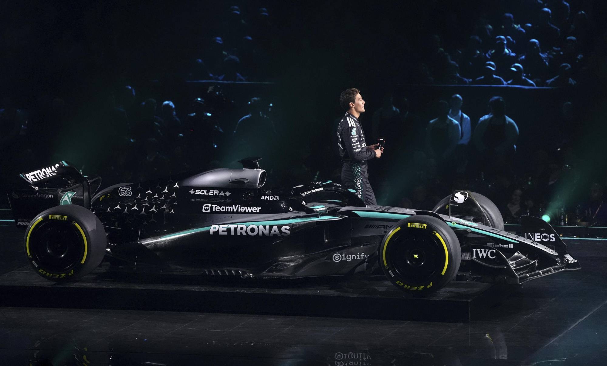 $!Junto al nuevo W16, George Russell posa para la presentación de Mercedes.