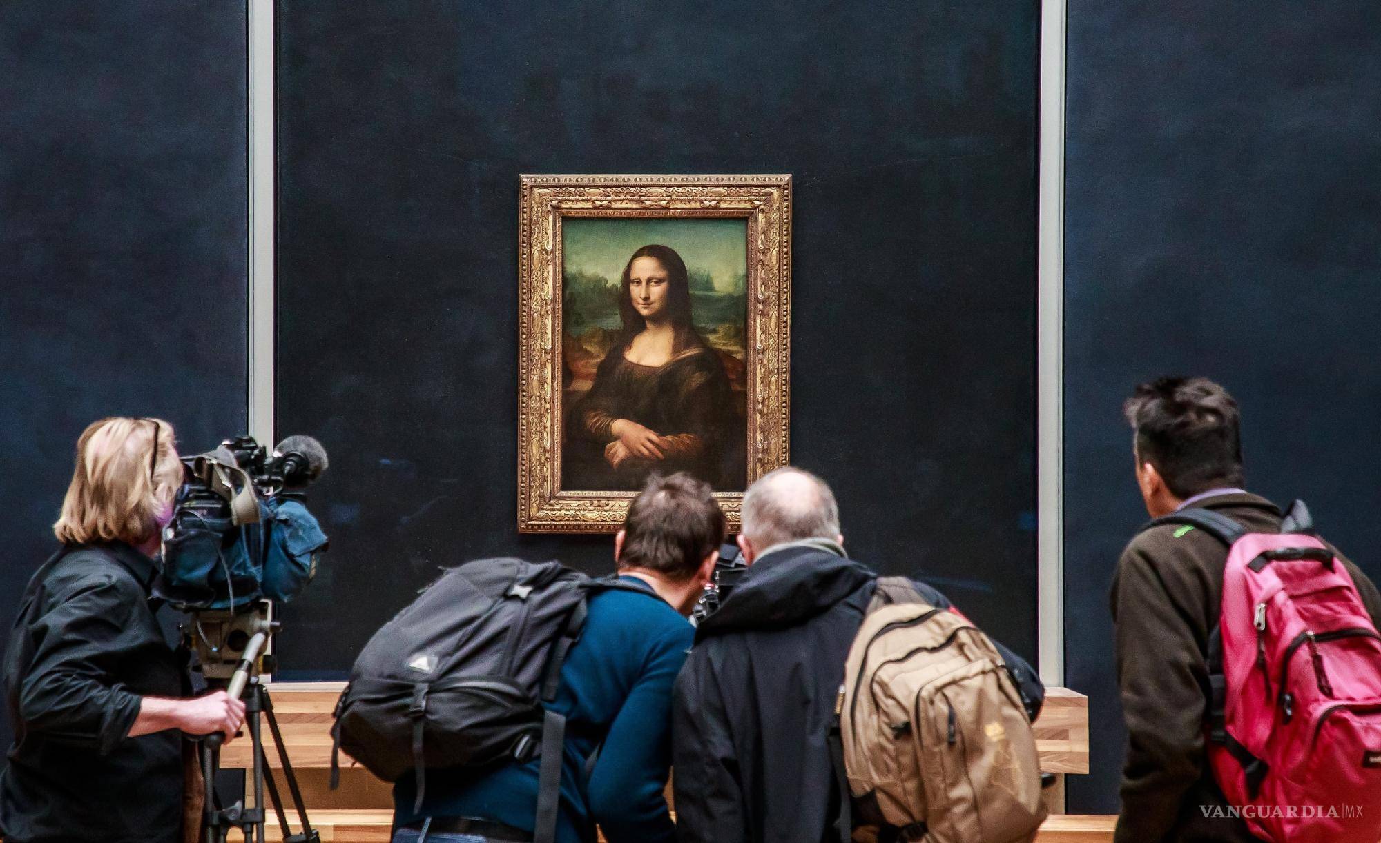 $!El cuadro La Gioconda (Mona Lisa) de Leonardo da Vinci en la nueva sala renovada del Museo del Louvre en París, Francia.