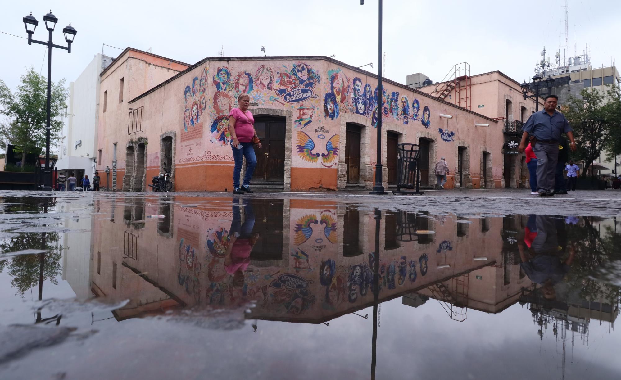 $!La zona Centro de Saltillo también sufrió encharcamientos.