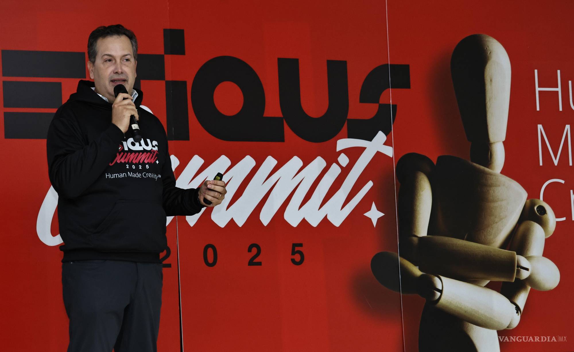 $!Armando Castilla, CEO de Vanguardia, dio unas palabras a jóvenes creativos en Etiqus Summit 2025.