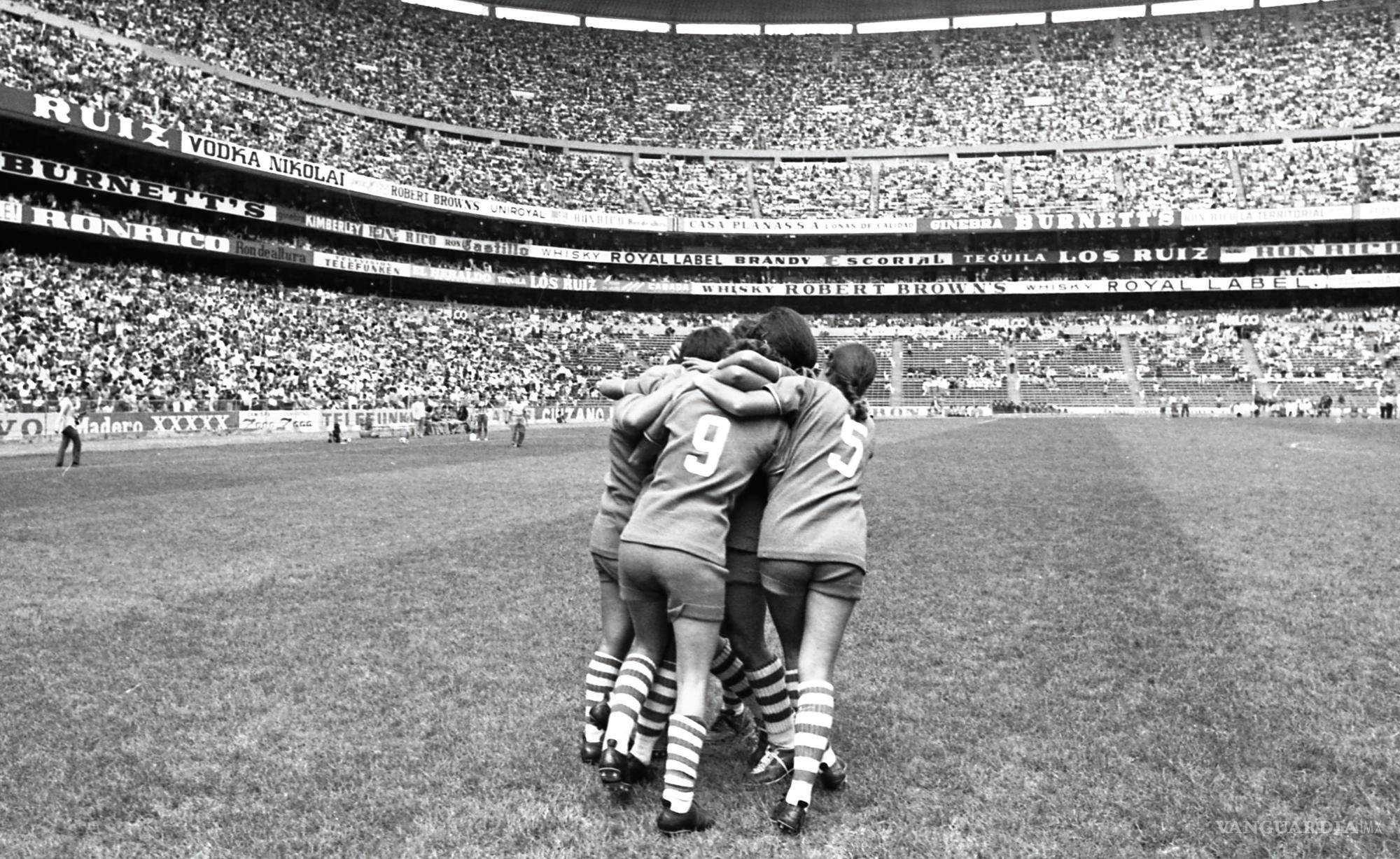 $!Patricia Hernandez celebra su gol durante el partido México vs Italia correspondiente a la Semifinales de la II Campeonato Mundial de Futbol Femenil Mexico 1971 en el Estadio Azteca.